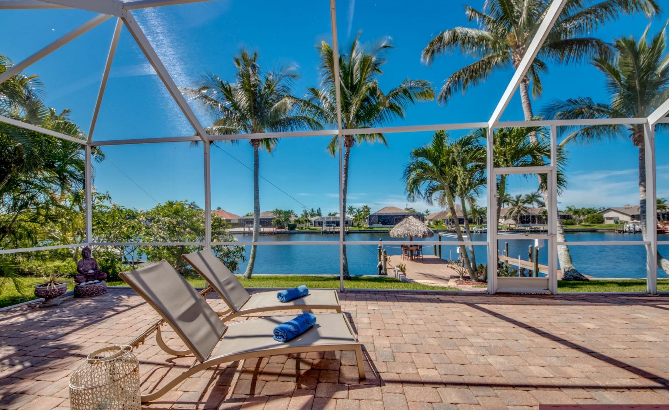 Beheizter Pool mit Spa und Terrasse am Kanal, mit privatem Bootsdock.