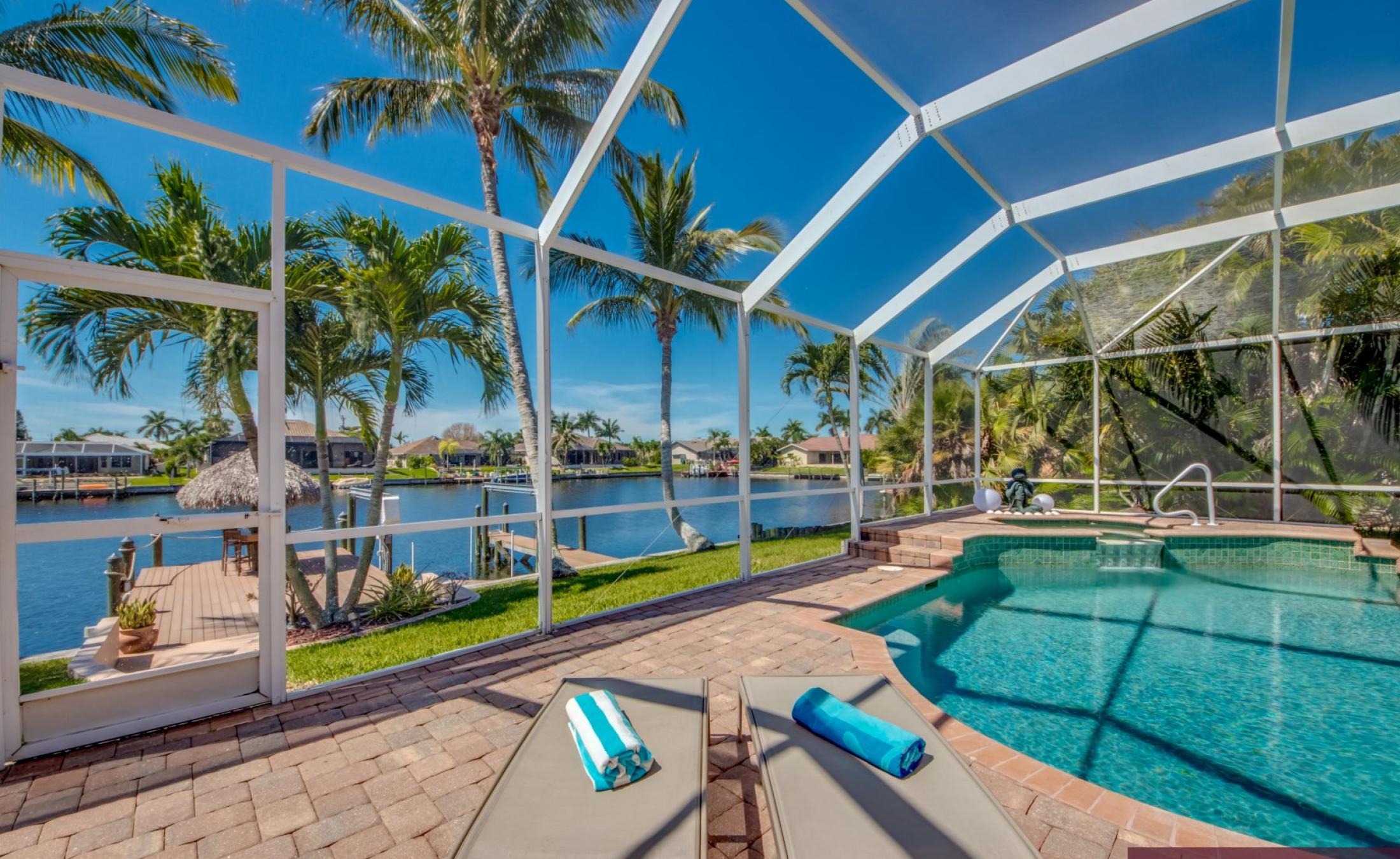 Moderne Villa am Kanal mit beheiztem Pool, Spa und privatem Bootsdock.