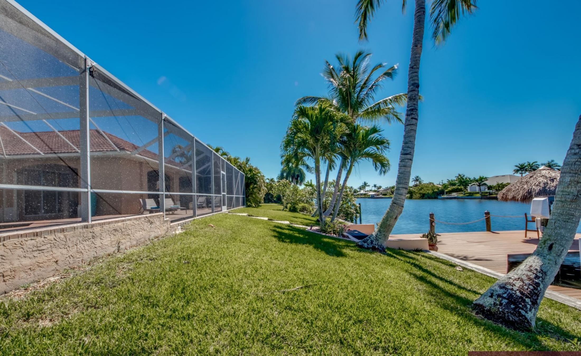 Terrasse mit beheiztem Pool und Spa am Kanal, mit privatem Bootsdock.