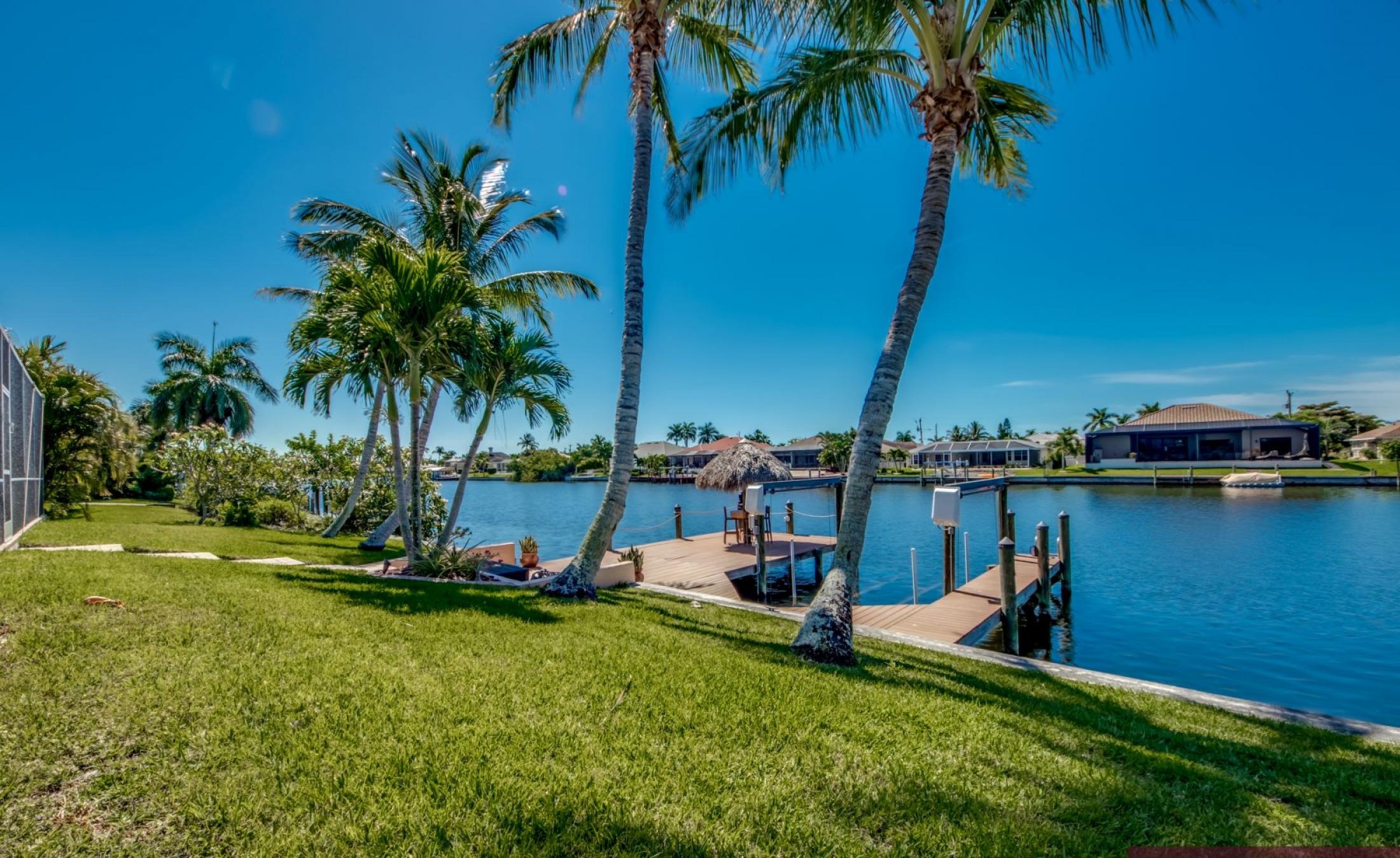 Moderne Villa am Kanal mit beheiztem Pool, Spa und privatem Bootsdock.