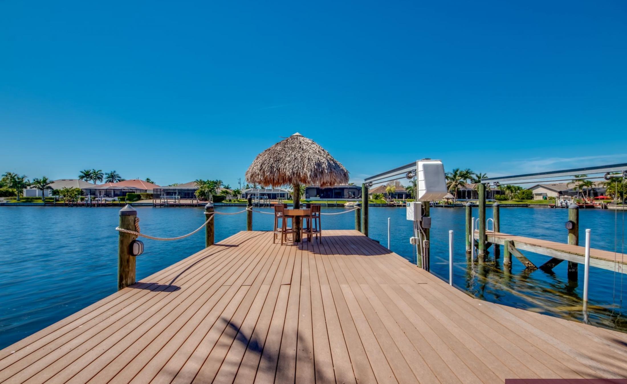 Moderne Villa am Kanal mit beheiztem Pool, Spa und privatem Bootsdock.