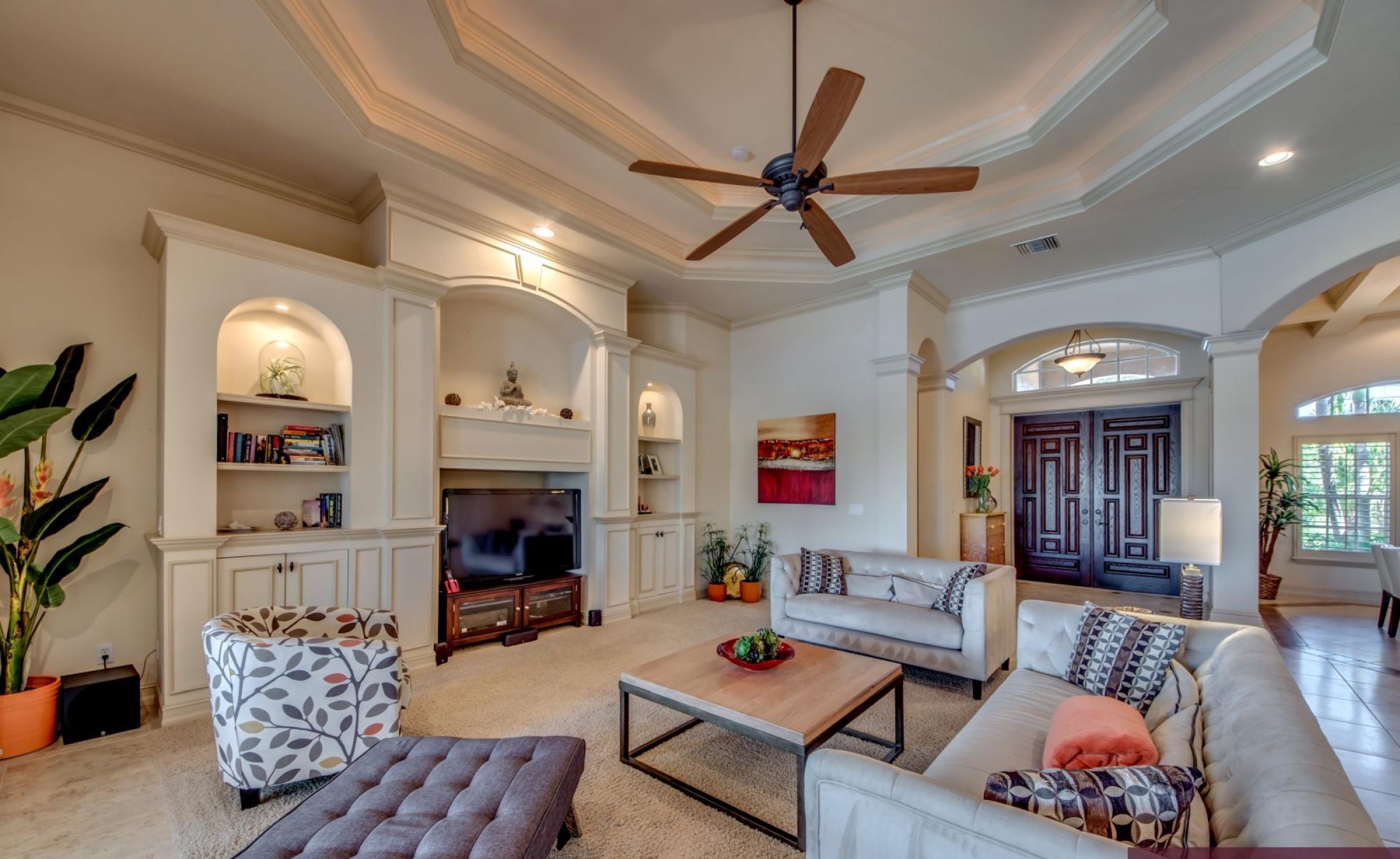 Moderne Villa am Kanal mit beheiztem Pool, Spa und eigenem Bootsdock.