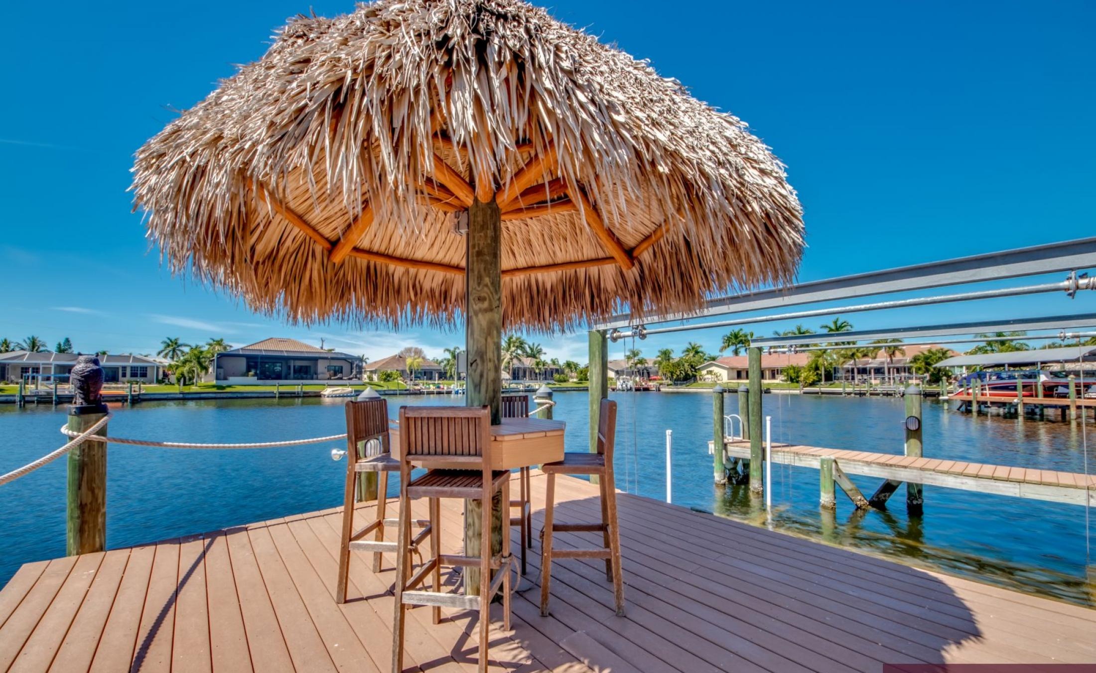 Terrasse mit beheiztem Pool und Spa am Kanal, mit privatem Bootsdock.