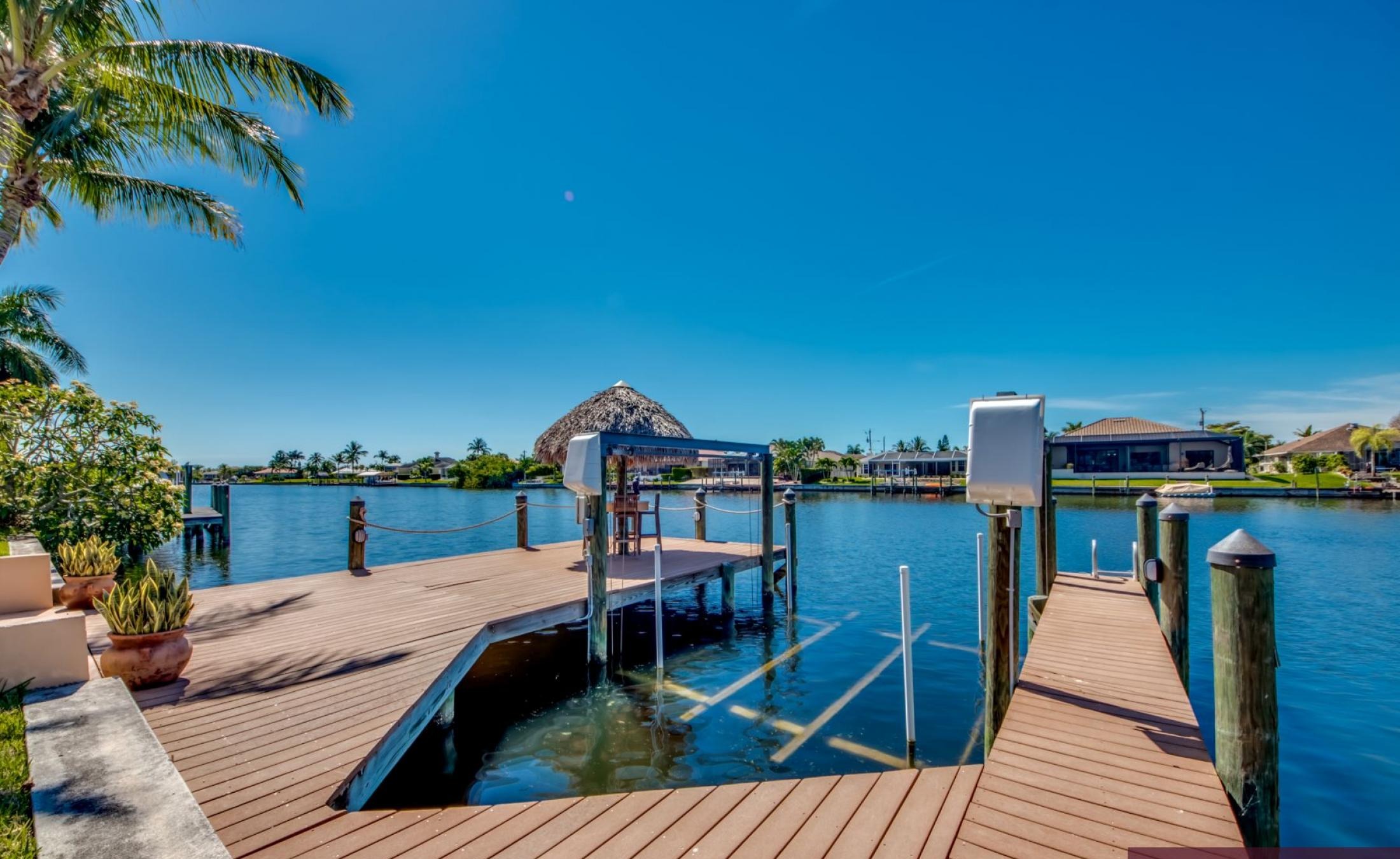 Moderne Villa am Kanal mit beheiztem Pool, Spa und privatem Bootsdock.