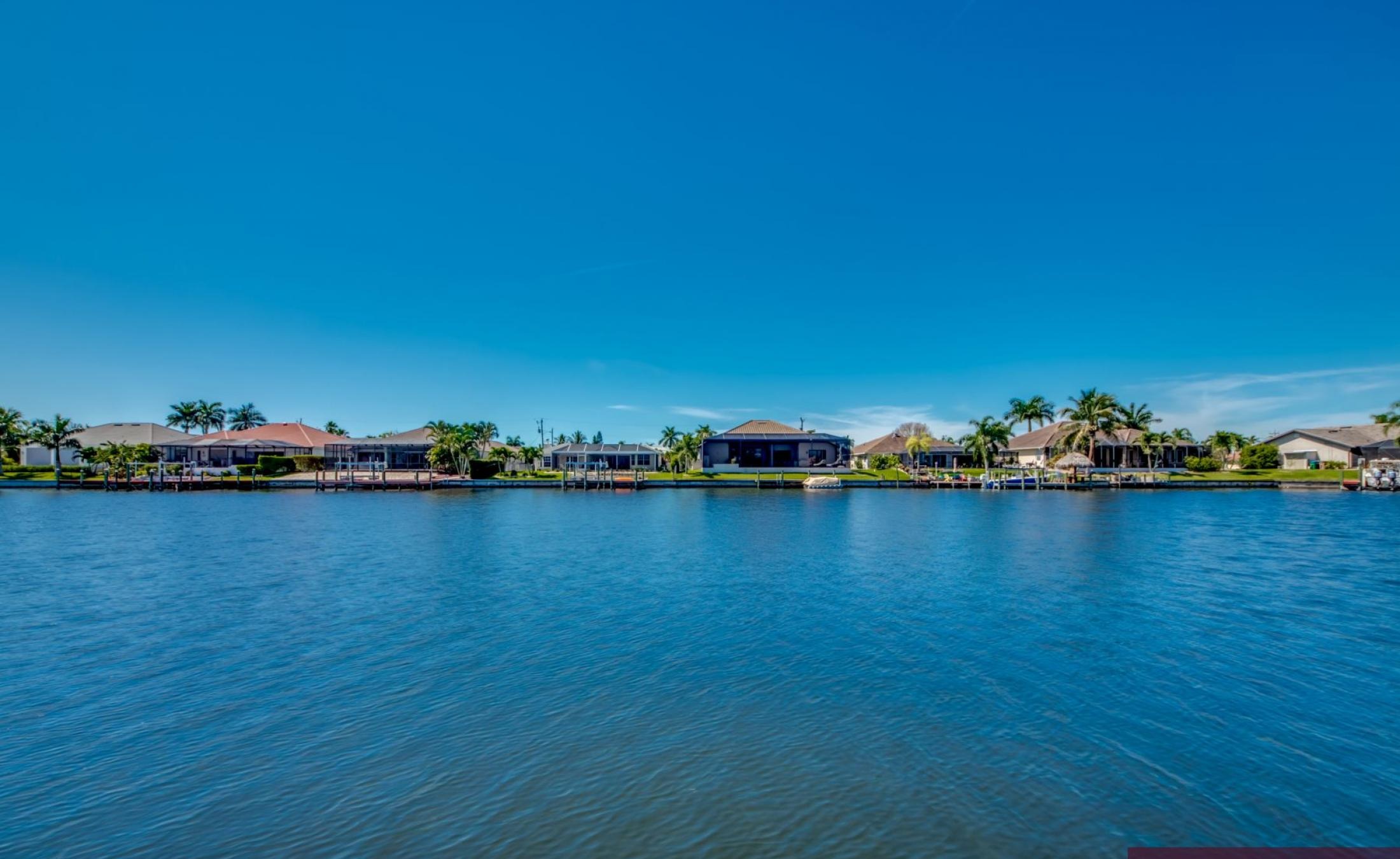 Moderne Villa am Kanal mit beheiztem Pool, Spa und privatem Bootsdock.