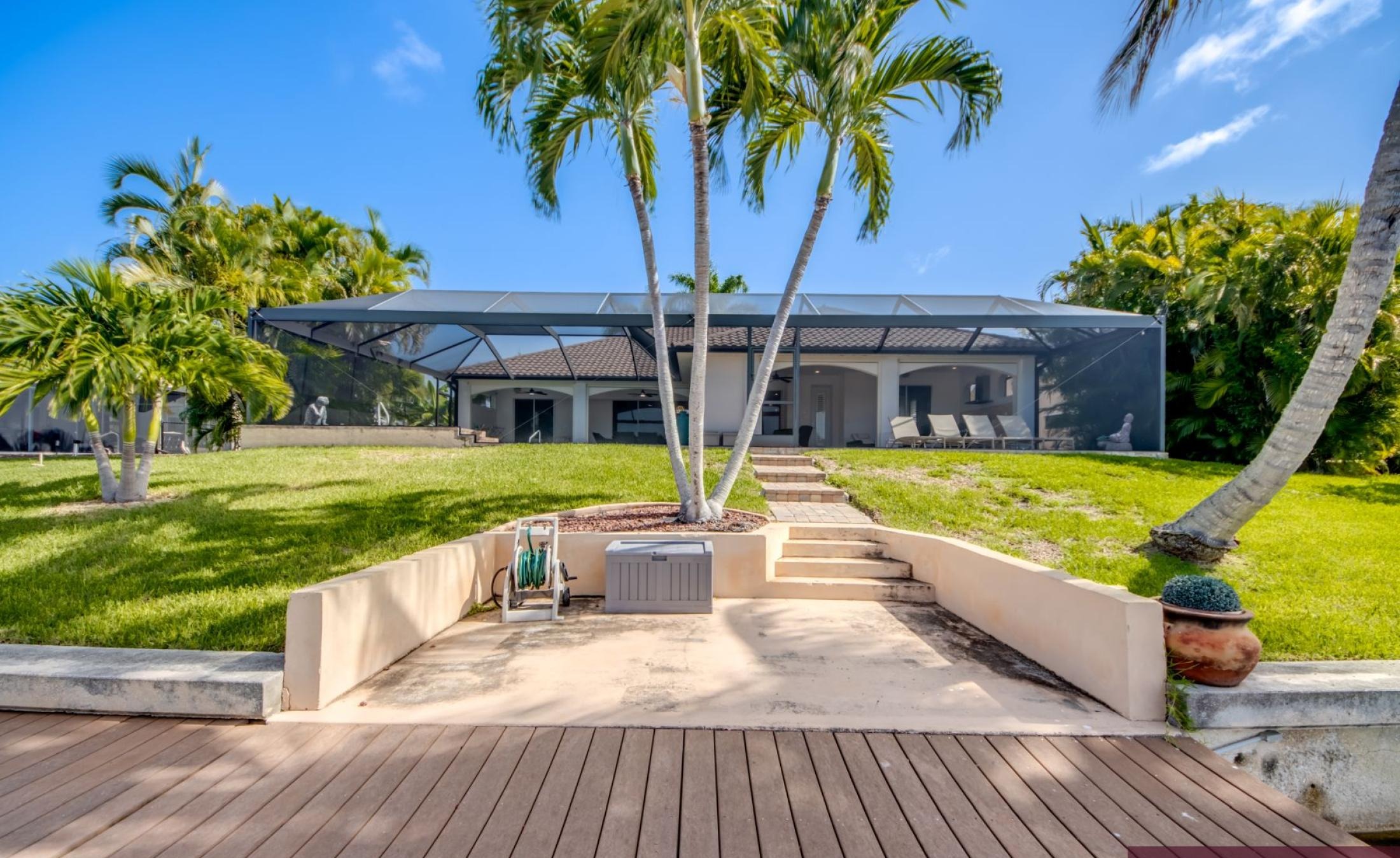 Ferienhaus-Cape-Coral-Whispering-Palms_81-Back-of-Villa