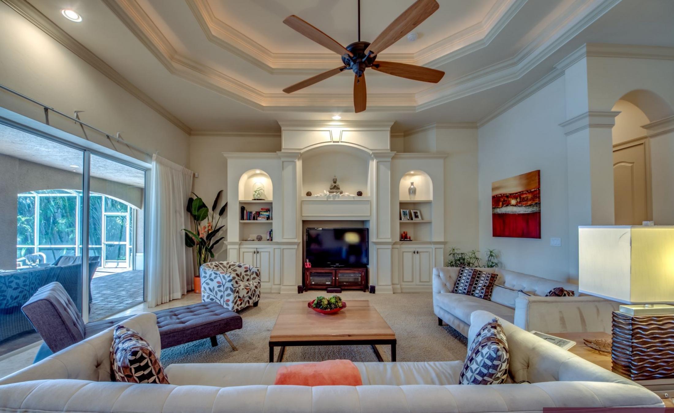 Terrasse am Kanal mit beheiztem Pool, Spa und Bootsdock.