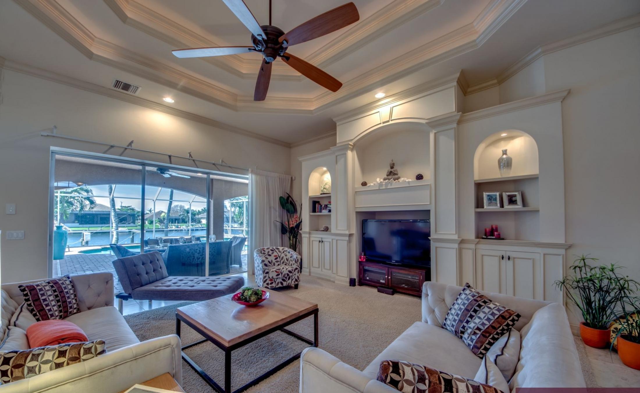 Moderne Villa am Kanal mit beheiztem Pool, Spa und privatem Bootsdock.