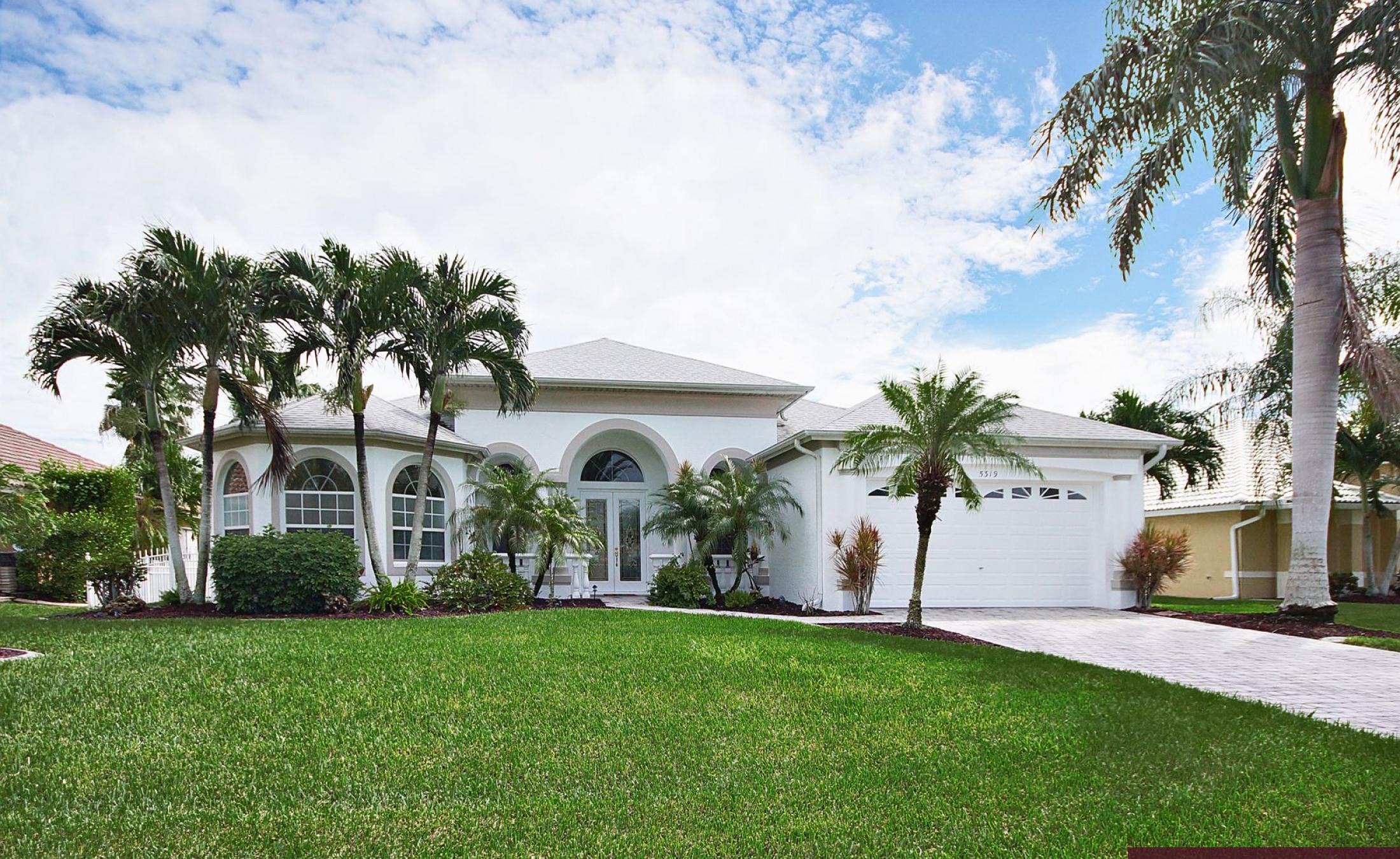Villa am Kanal mit beheiztem Pool und Wasserfall sowie Bootsdock.