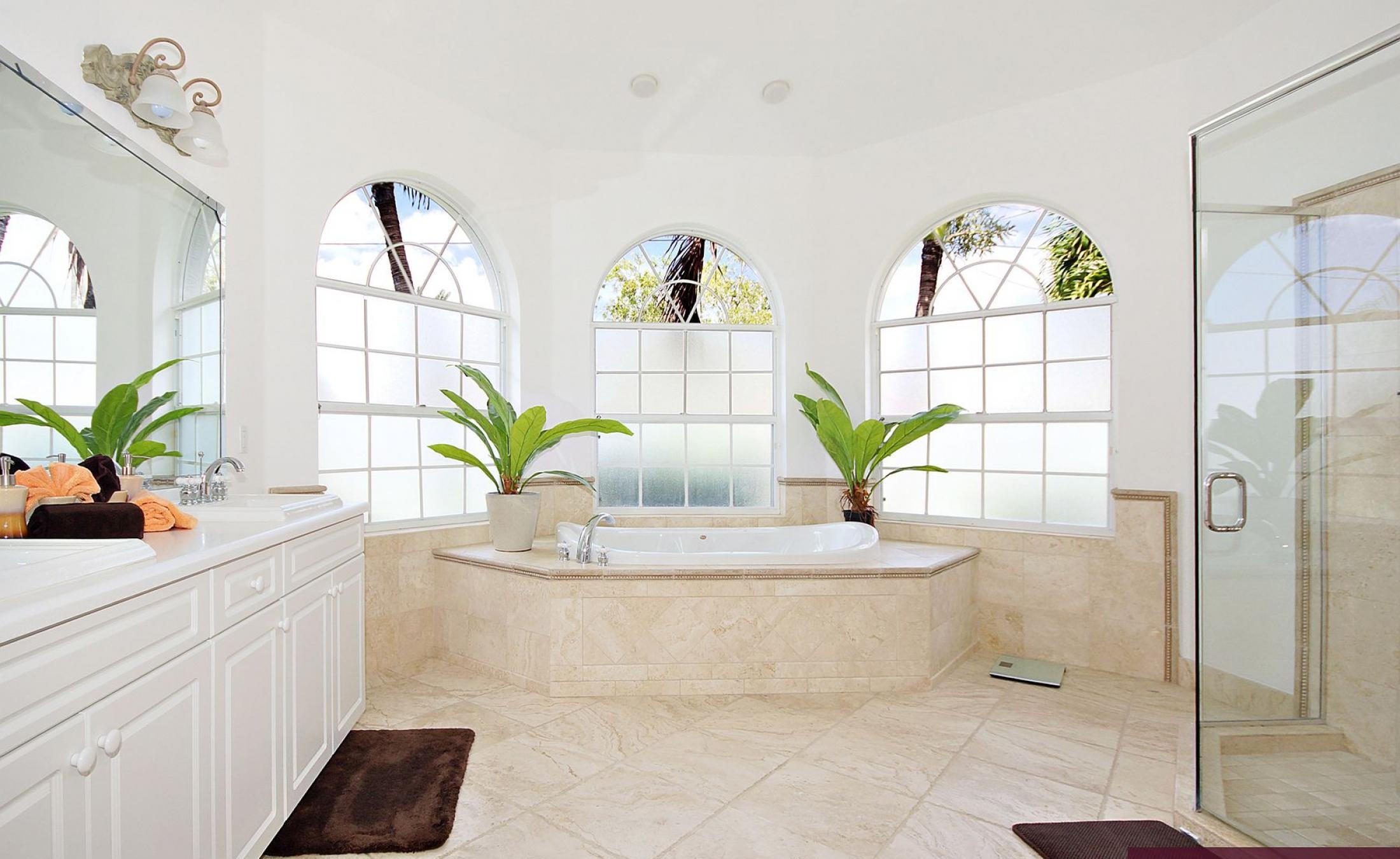 Elektrisch beheizter Pool mit Wasserfall und Blick auf den Kanal.