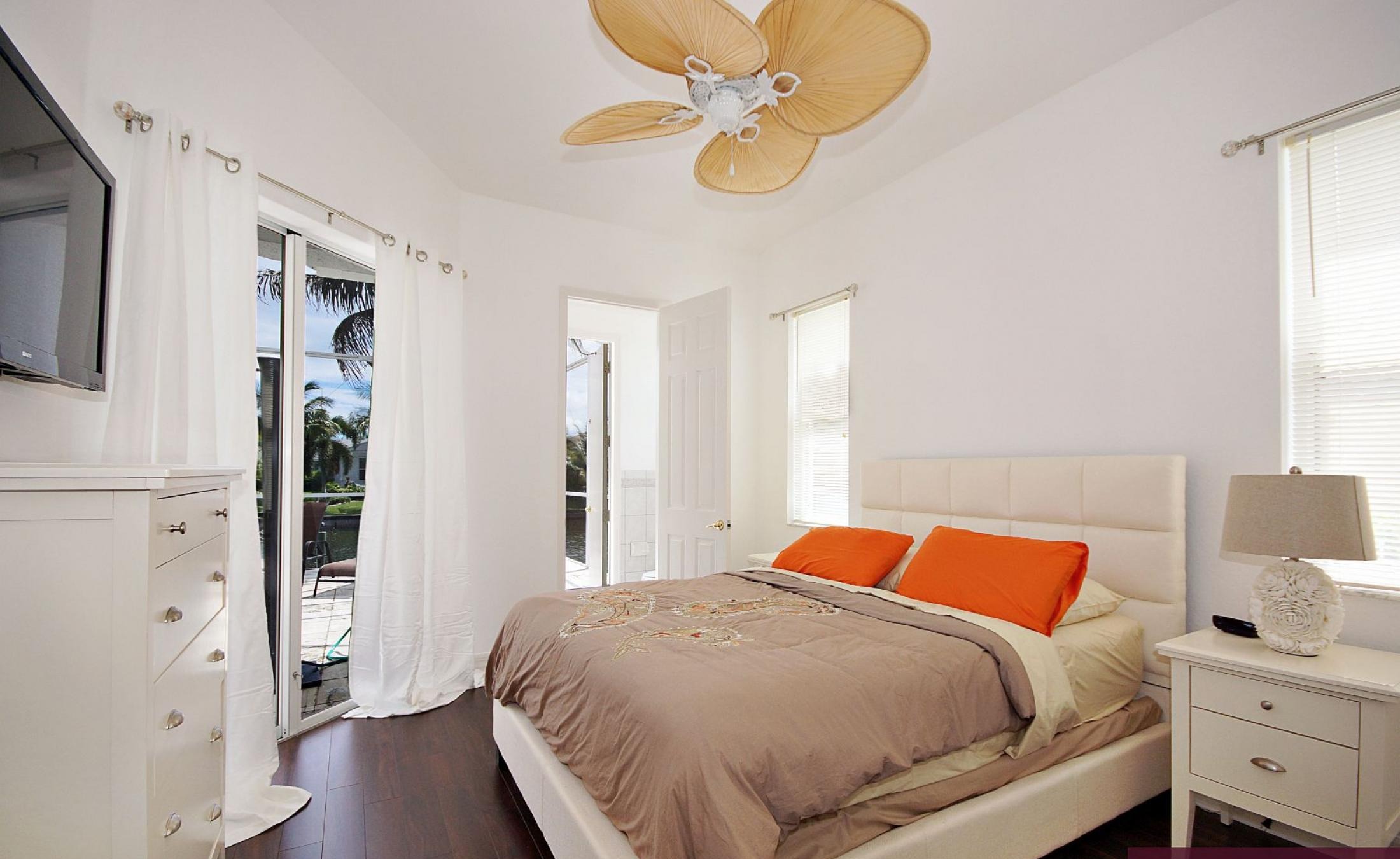 Elektrisch beheizter Pool mit Wasserfall und Blick auf den Kanal.