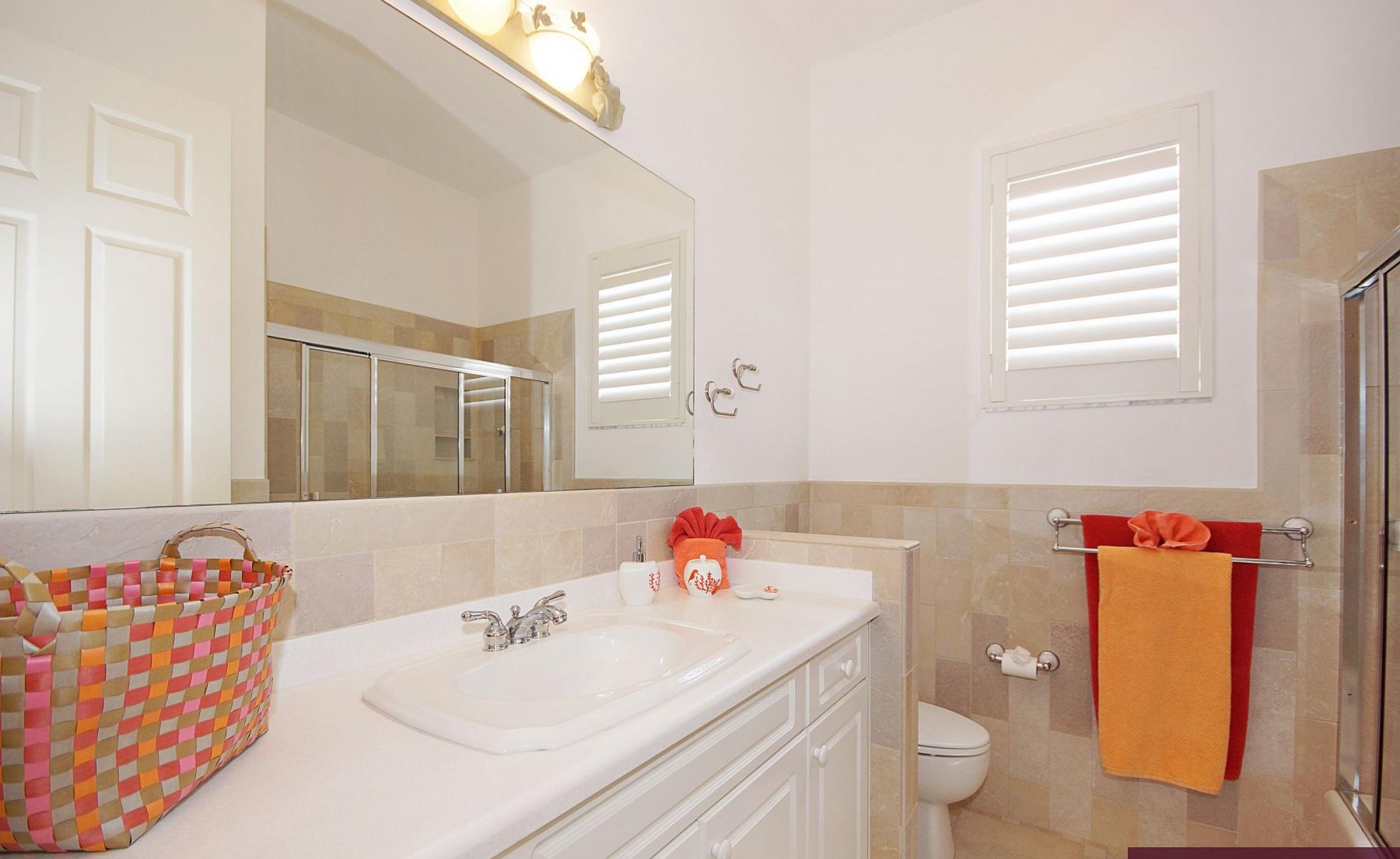 Elektrisch beheizter Pool mit Wasserfall und Blick auf den Kanal.