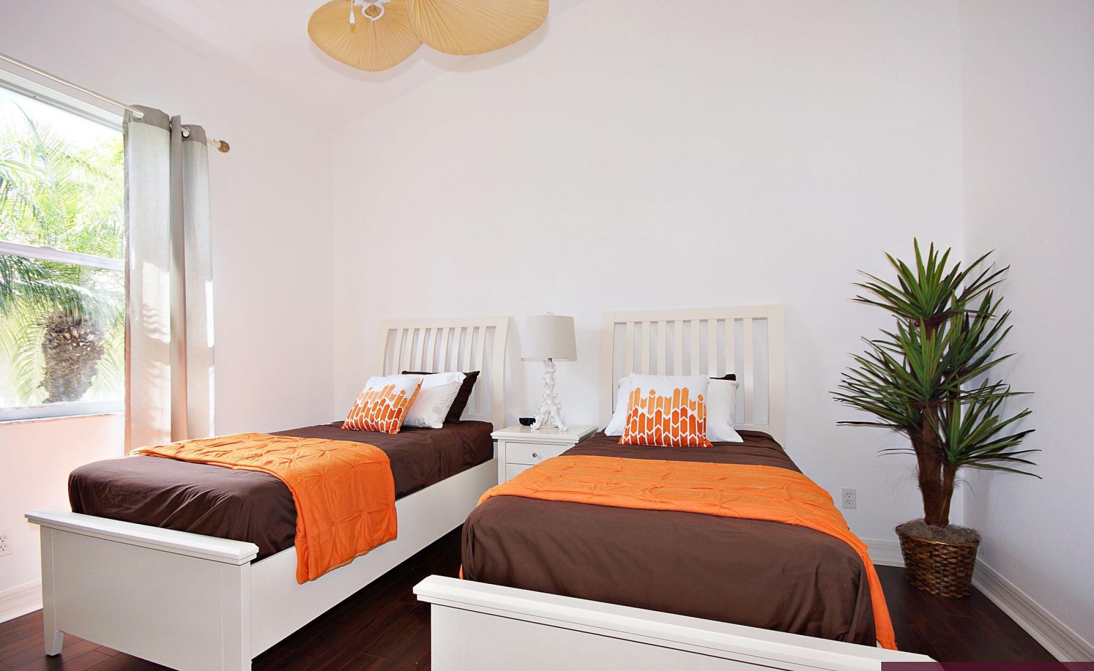 Elektrisch beheizter Pool mit Wasserfall und Blick auf den Kanal.