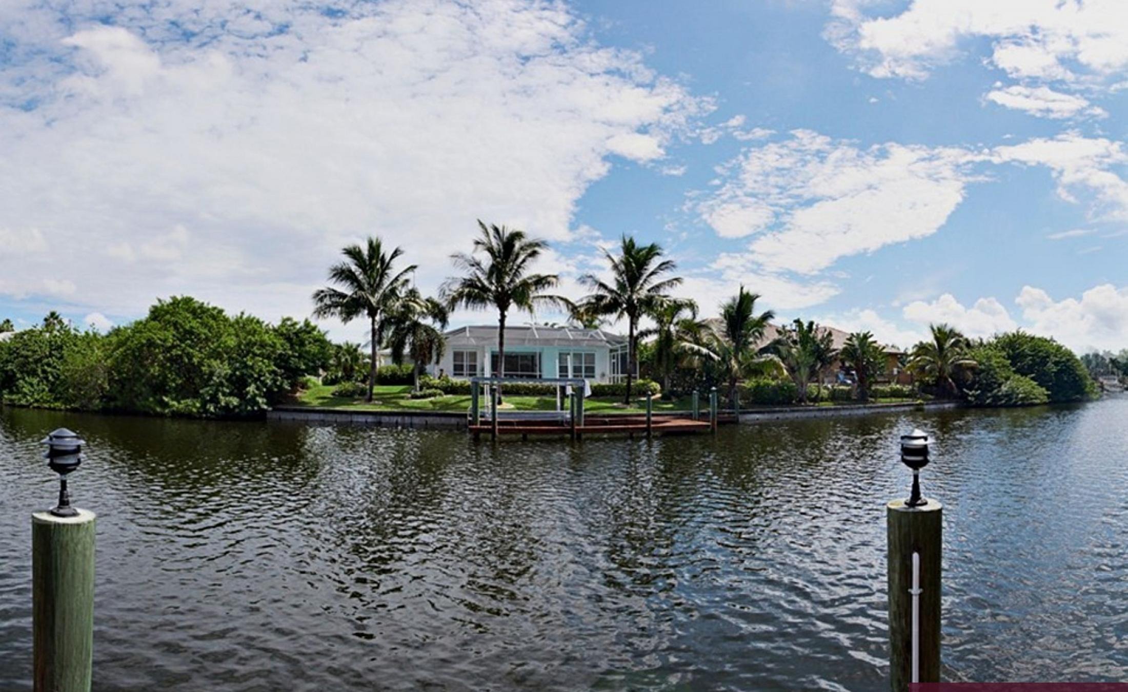 Elektrisch beheizter Pool mit Wasserfall und Blick auf den Kanal.