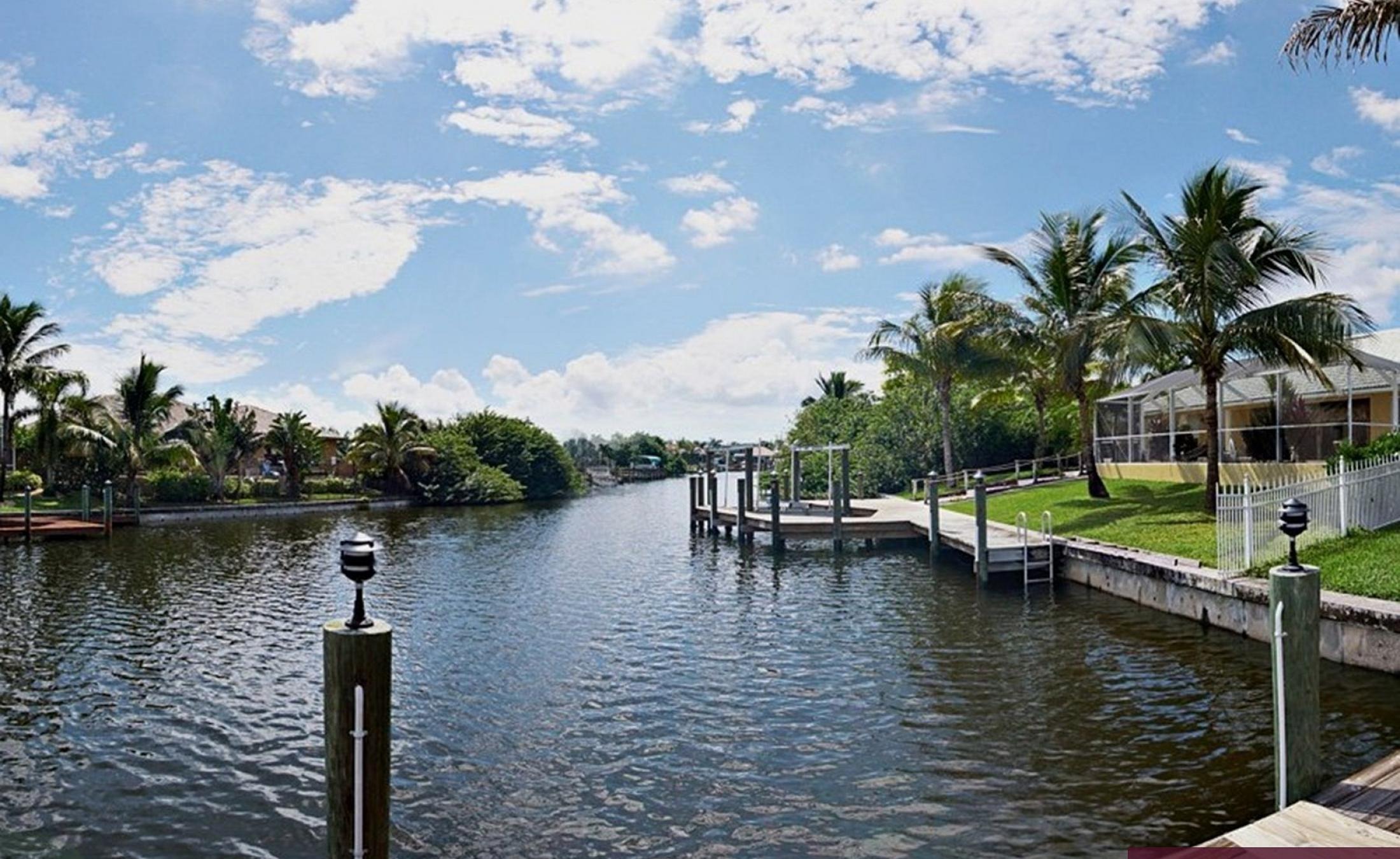 Elektrisch beheizter Pool mit Wasserfall und Blick auf den Kanal.