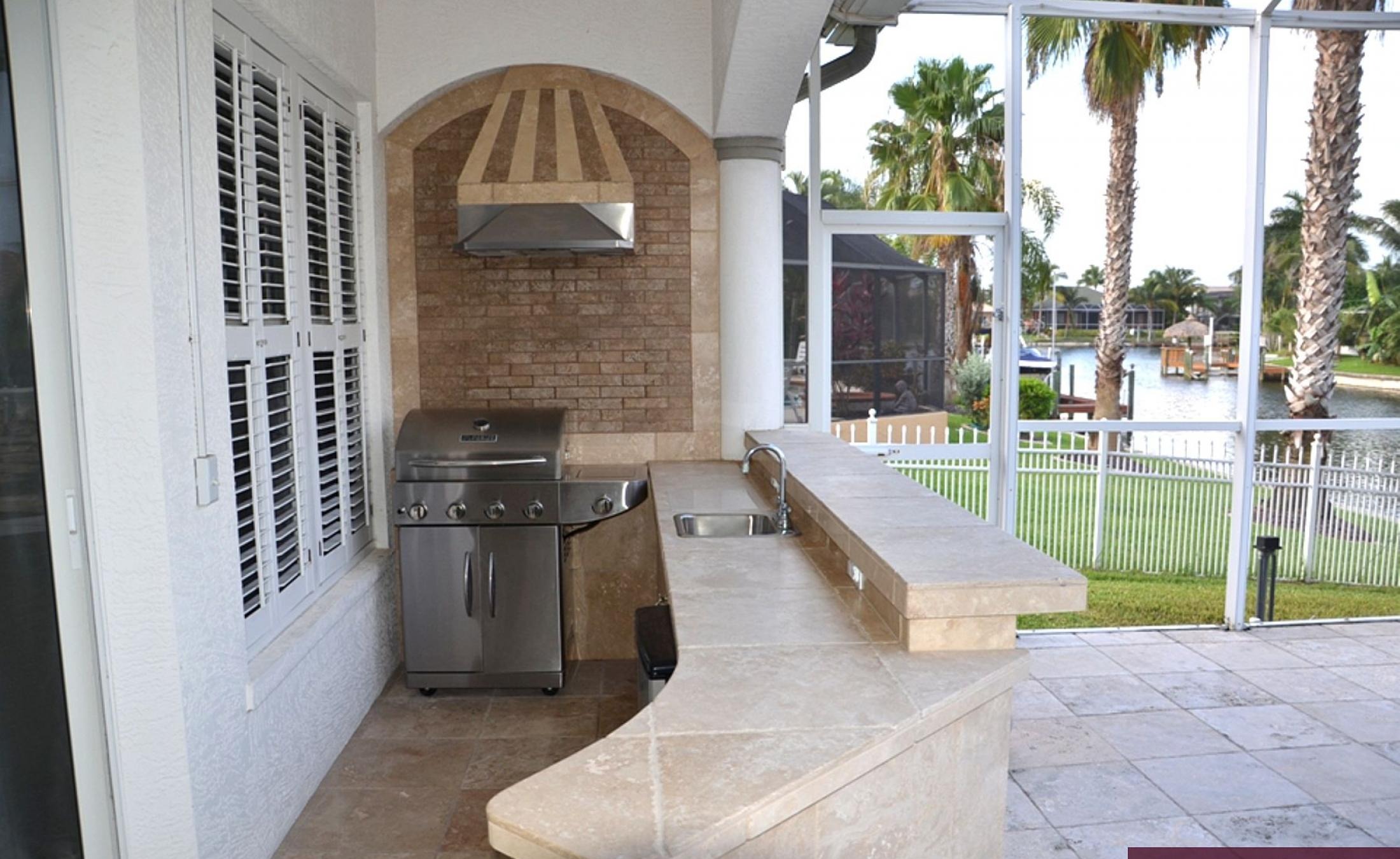Elektrisch beheizter Pool mit Wasserfall und Blick auf den Kanal.