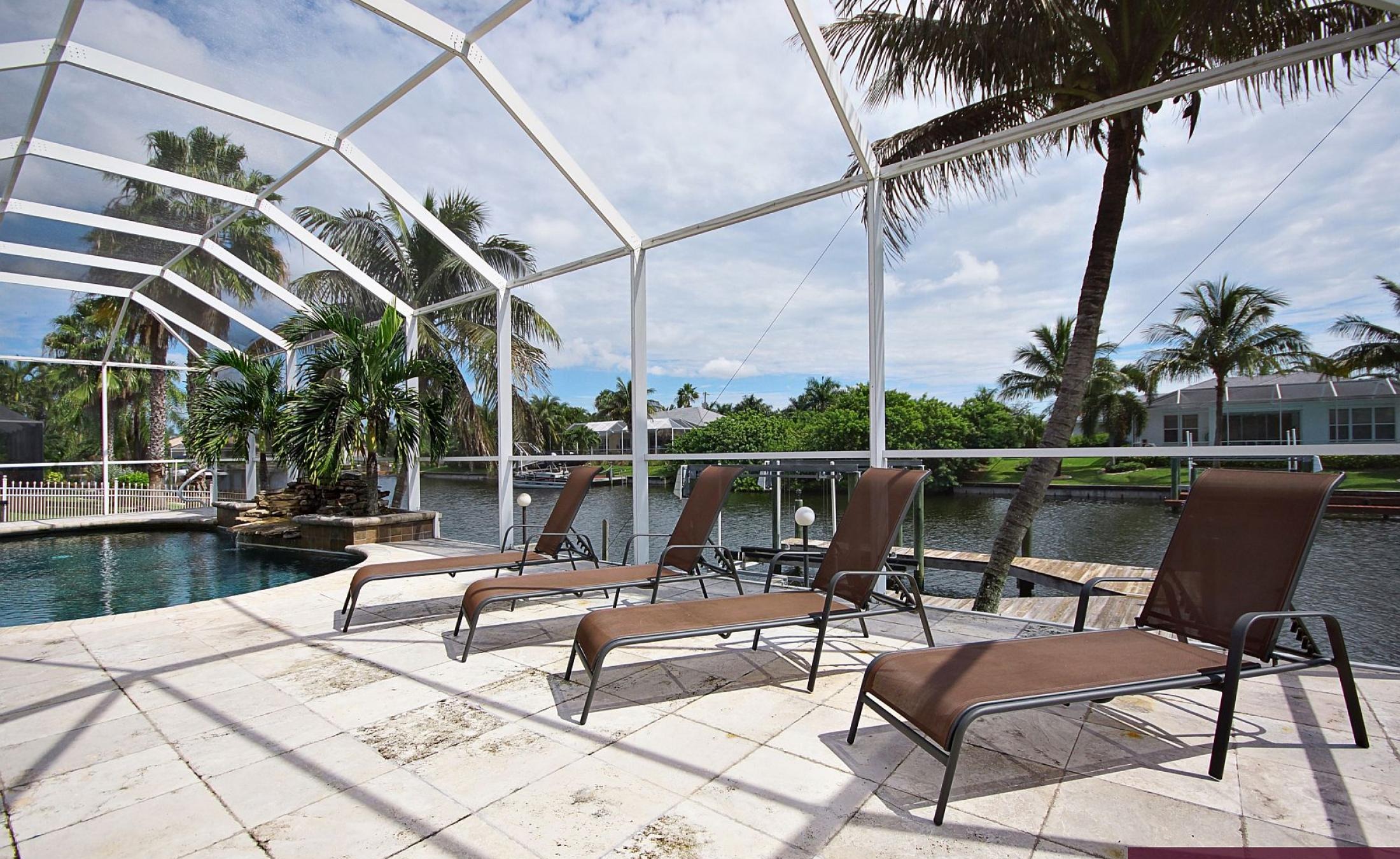 Elektrisch beheizter Pool mit Wasserfall und Blick auf den Kanal
