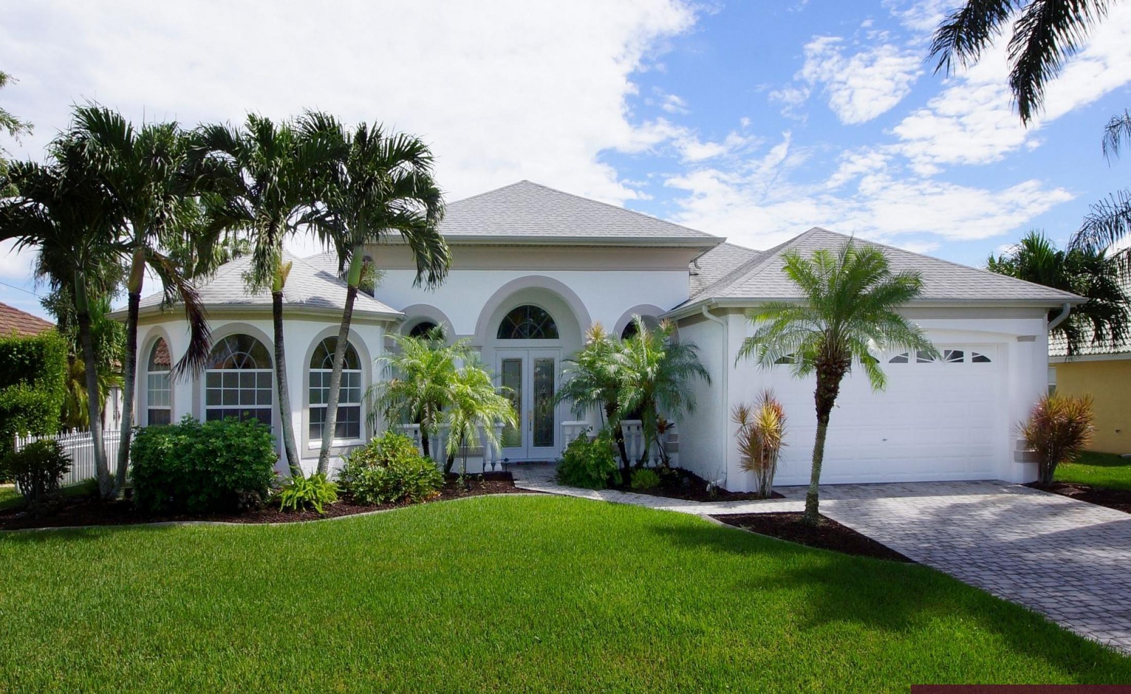 Elektrisch beheizter Pool mit Wasserfall und Blick auf den Kanal.