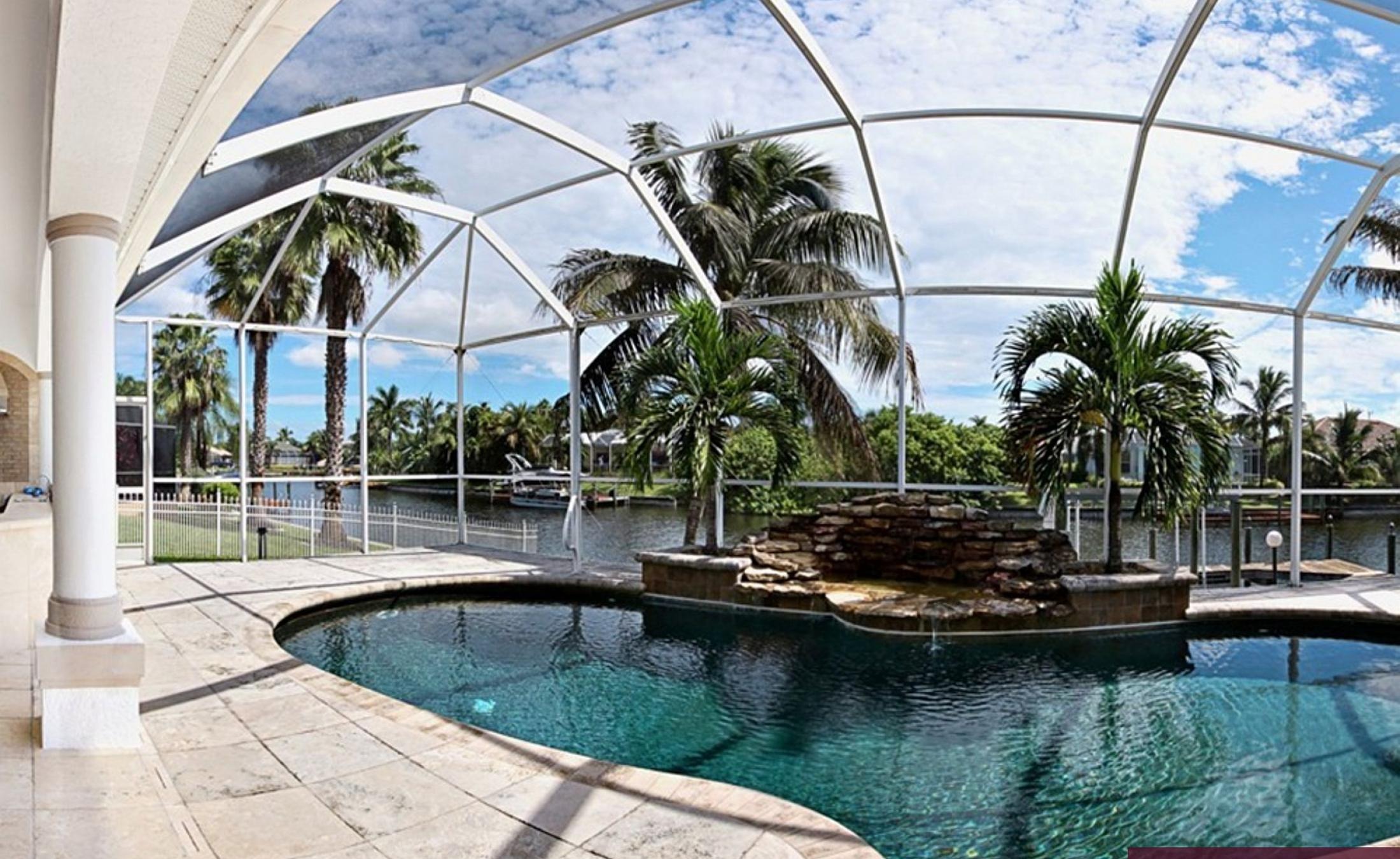 Elektrisch beheizter Pool mit Wasserfall und Blick auf den Kanal.