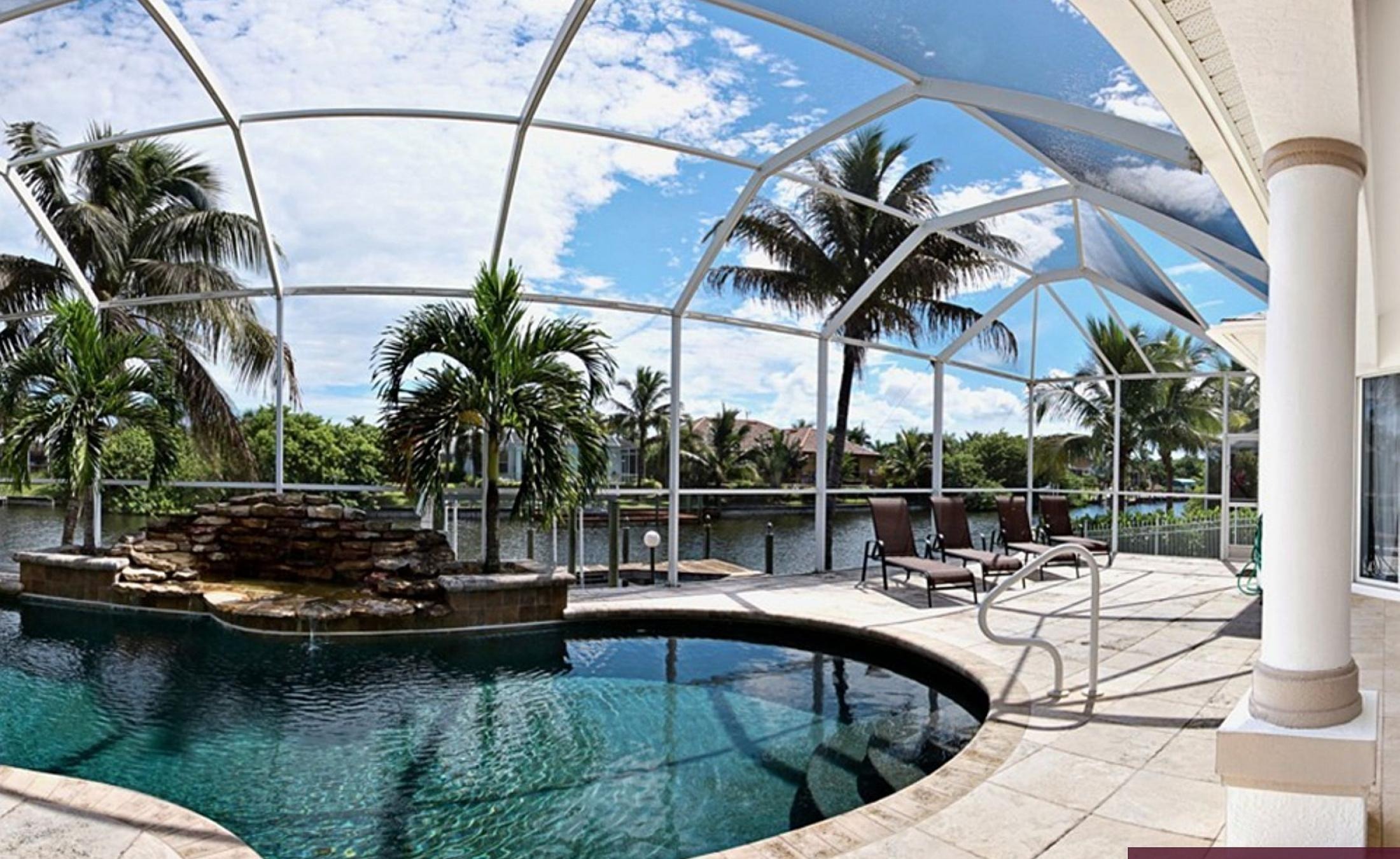Elektrisch beheizter Pool mit Wasserfall und Blick auf den Kanal.