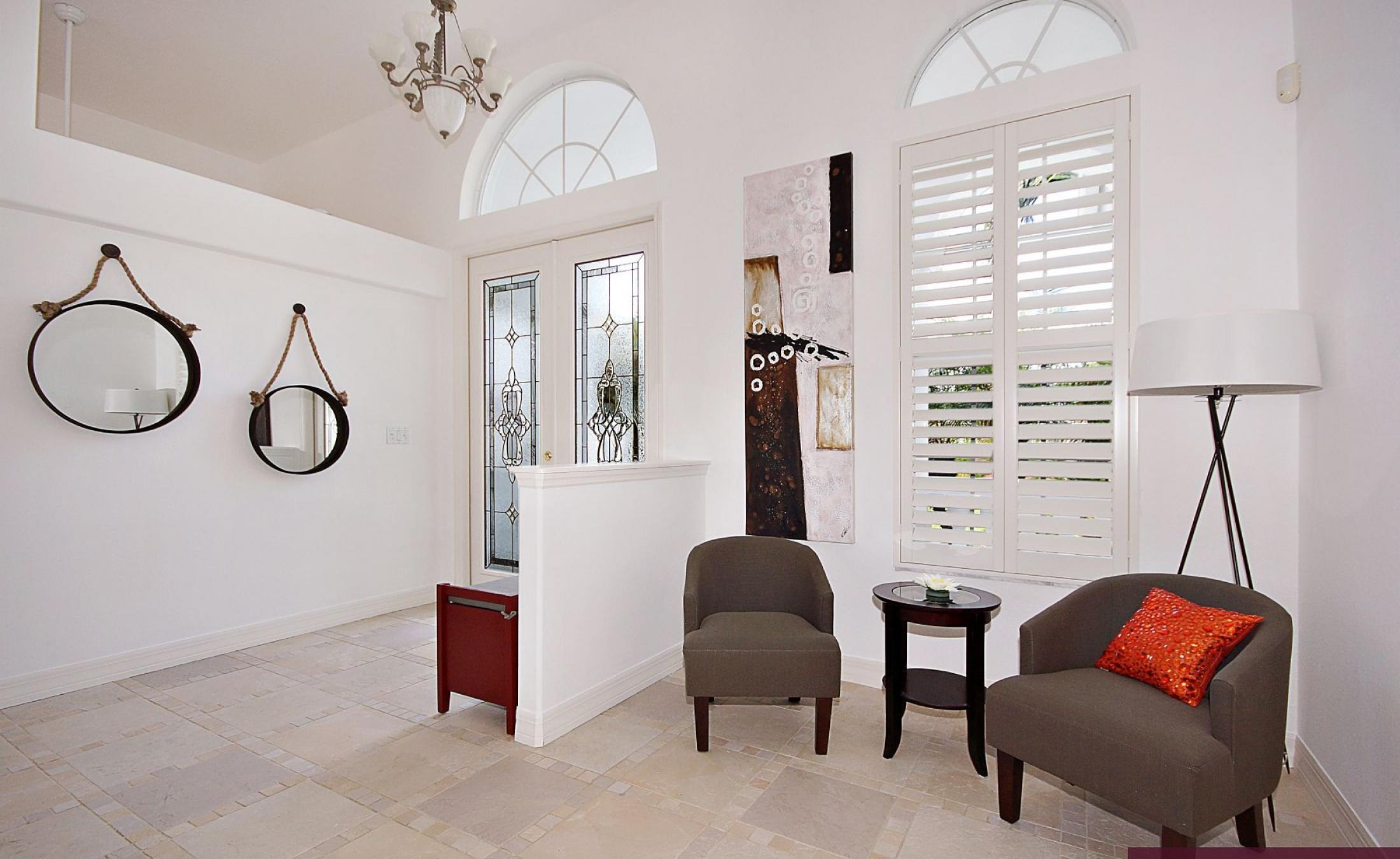 Elektrisch beheizter Pool mit Wasserfall und Blick auf den Kanal.