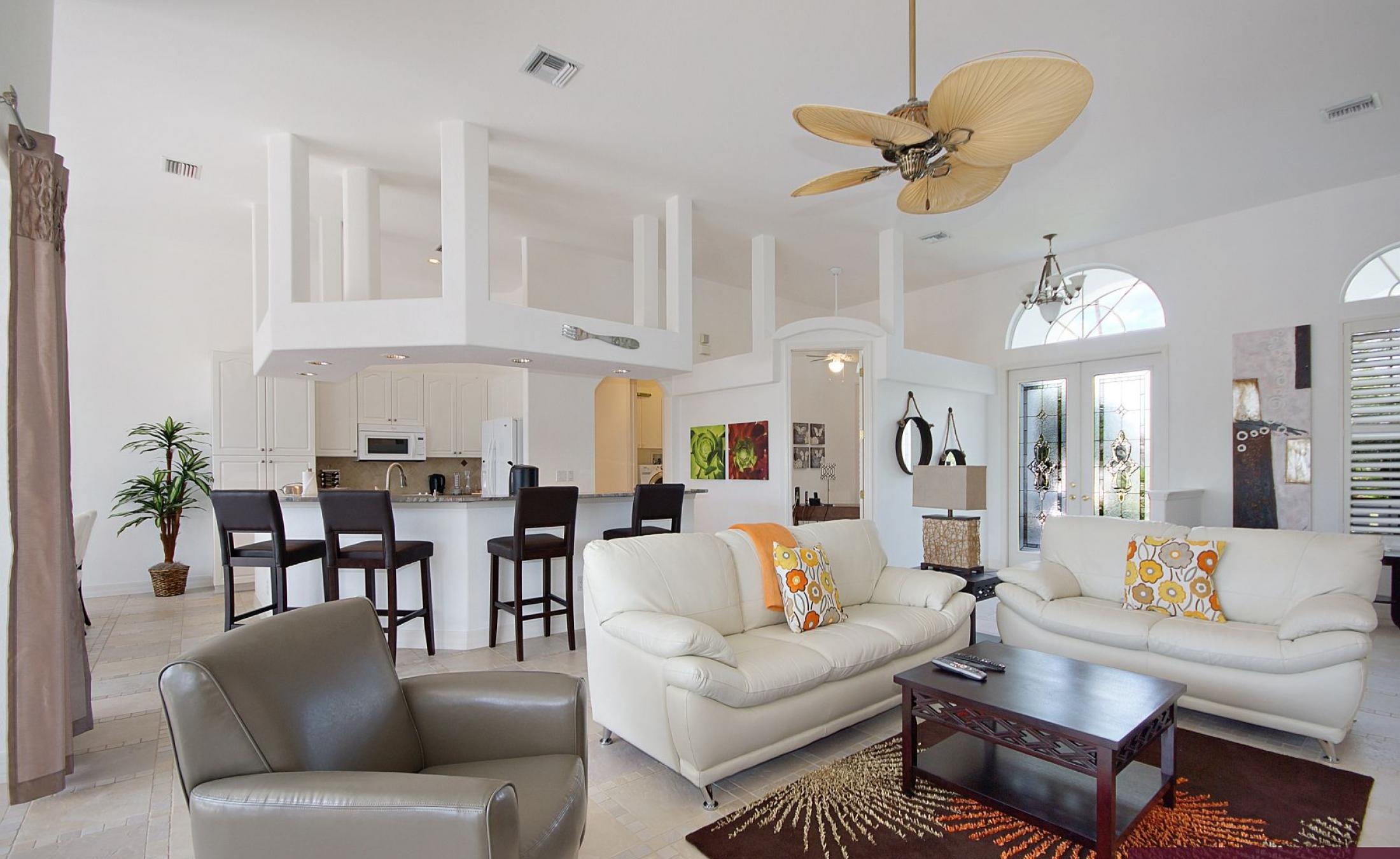 Elektrisch beheizter Pool mit Wasserfall und Blick auf den Kanal.