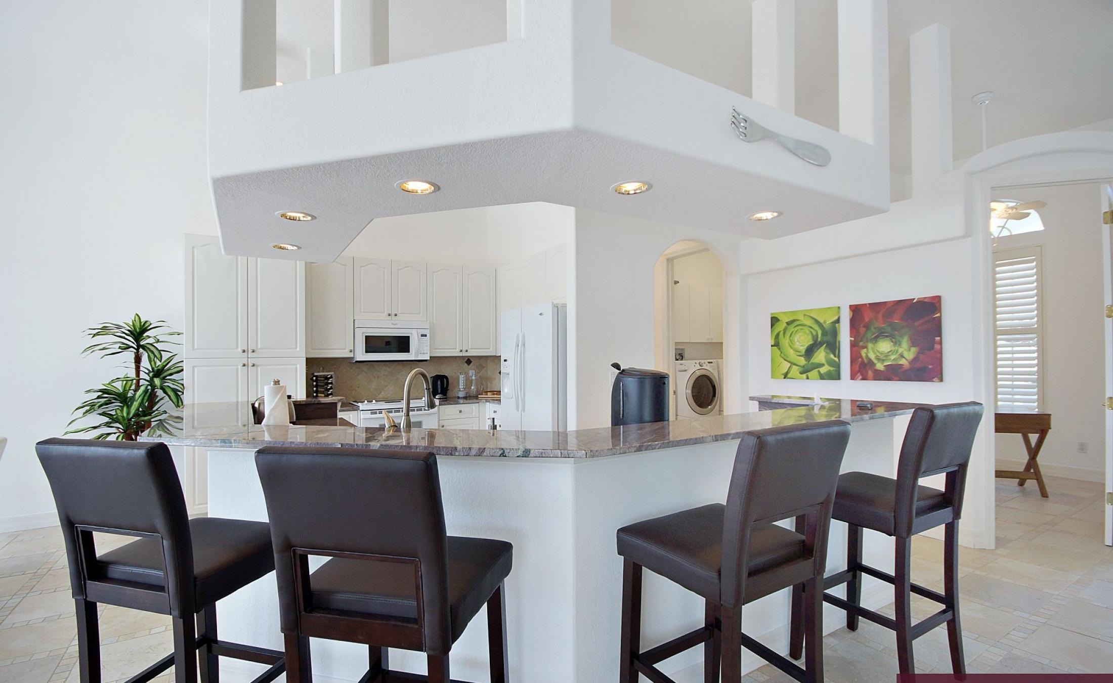 Elektrisch beheizter Pool mit Wasserfall und Blick auf den Kanal.