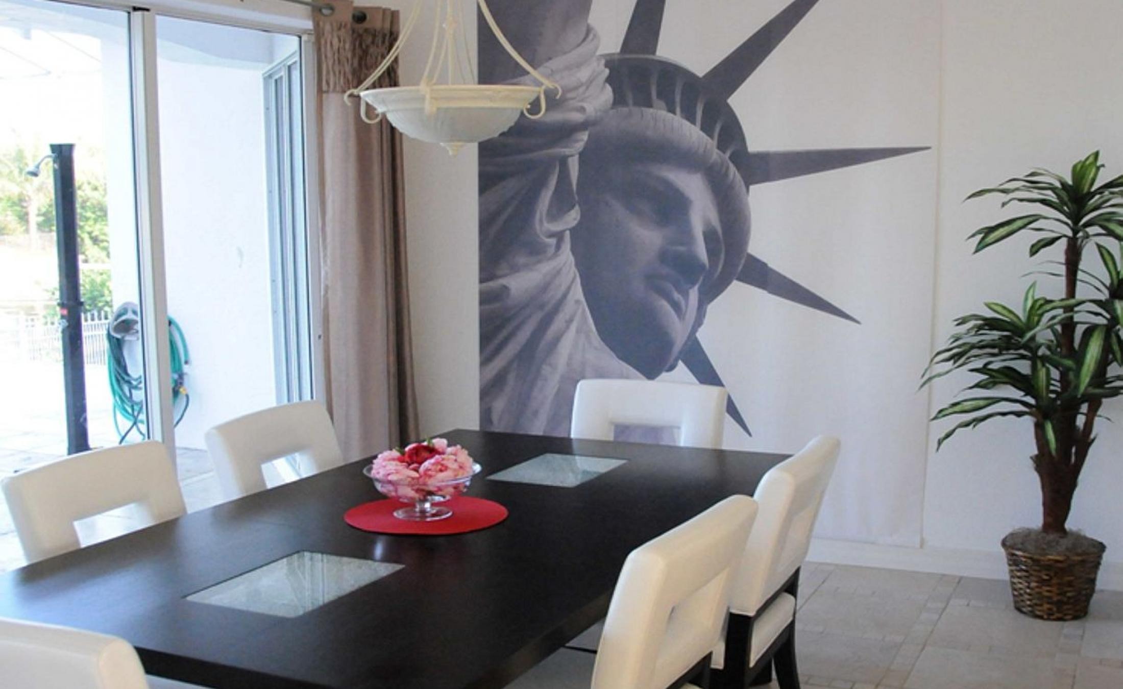 Elektrisch beheizter Pool mit Wasserfall und Blick auf den Kanal.