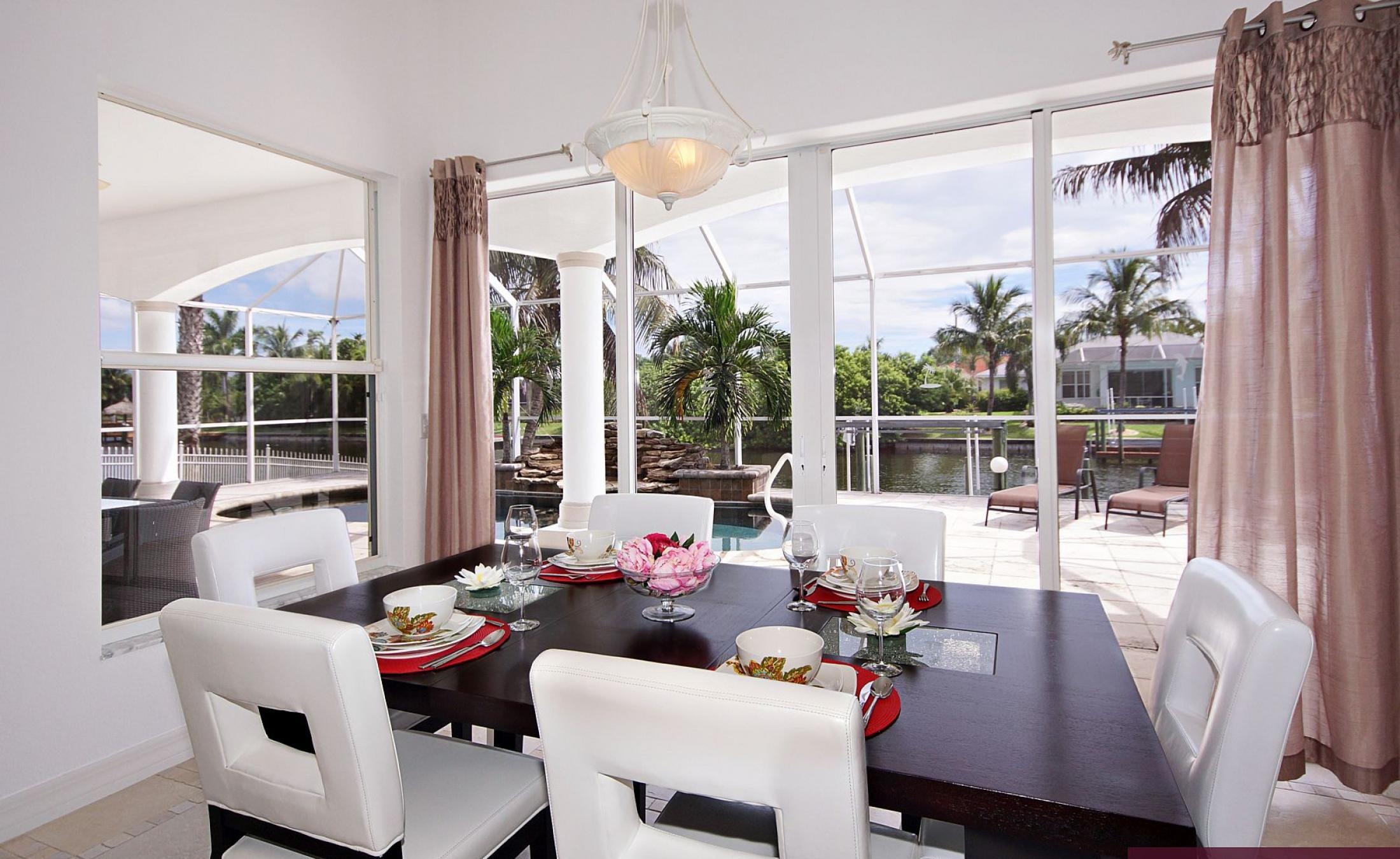 Elektrisch beheizter Pool mit Wasserfall und Blick auf den Kanal.