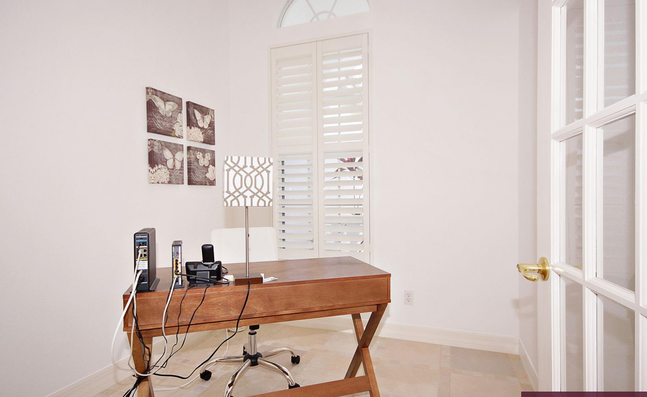 Elektrisch beheizter Pool mit Wasserfall und Blick auf den Kanal.