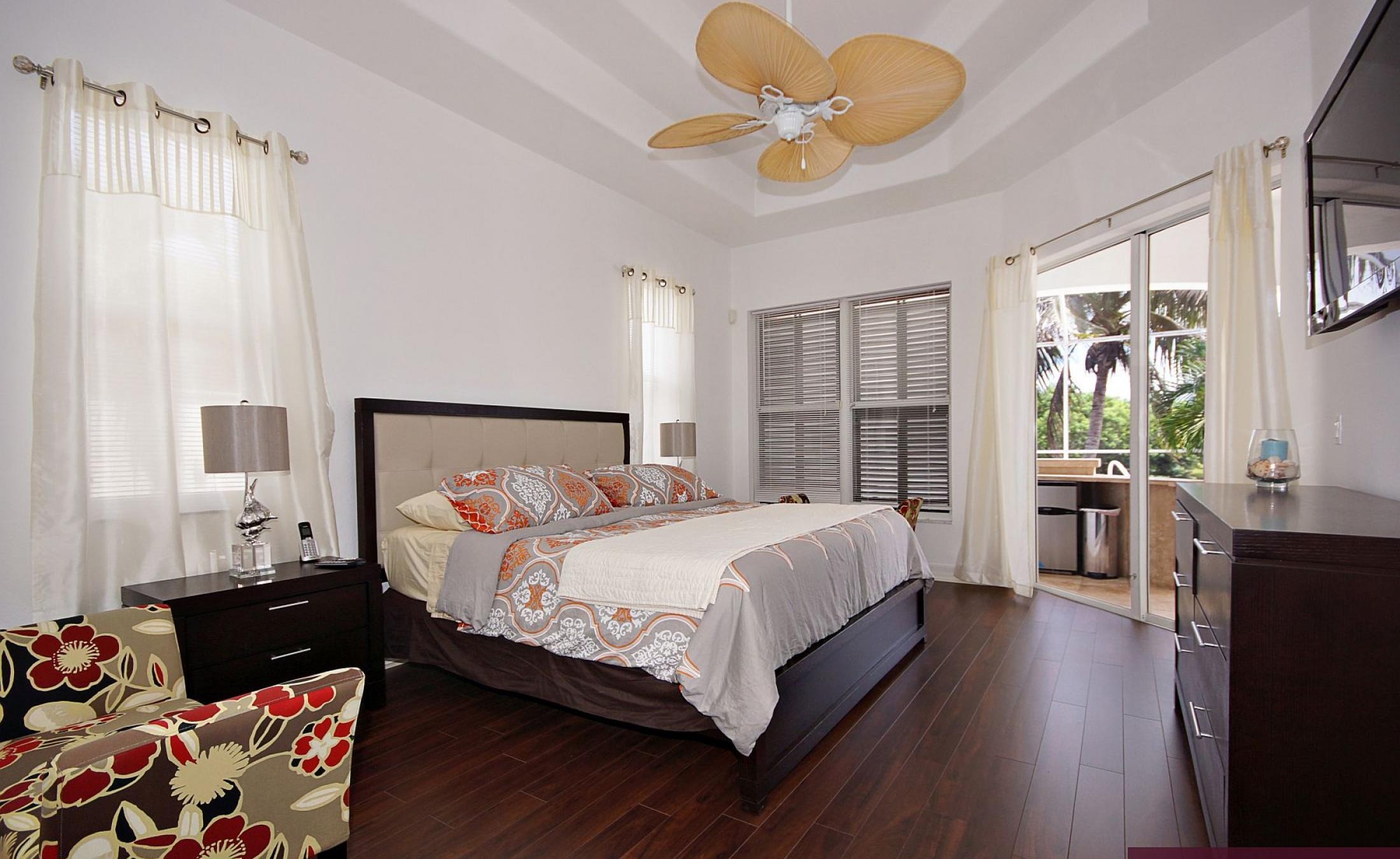 Elektrisch beheizter Pool mit Wasserfall und Blick auf den Kanal.