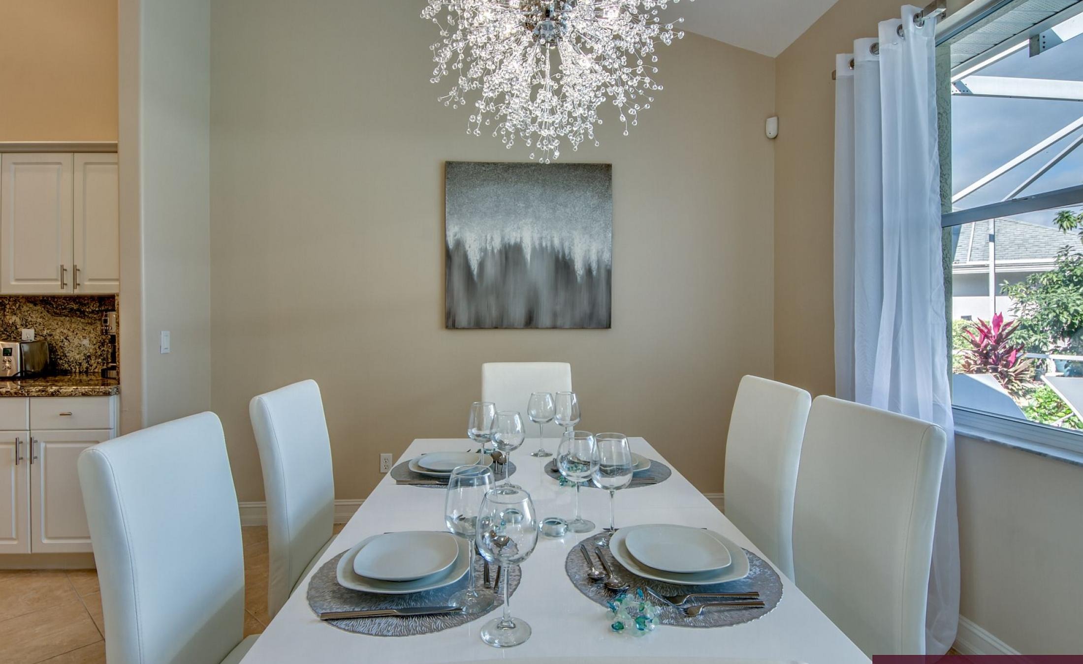 Beheizter Pool mit Sonnenschirm und Strandstühlen am Kanal.