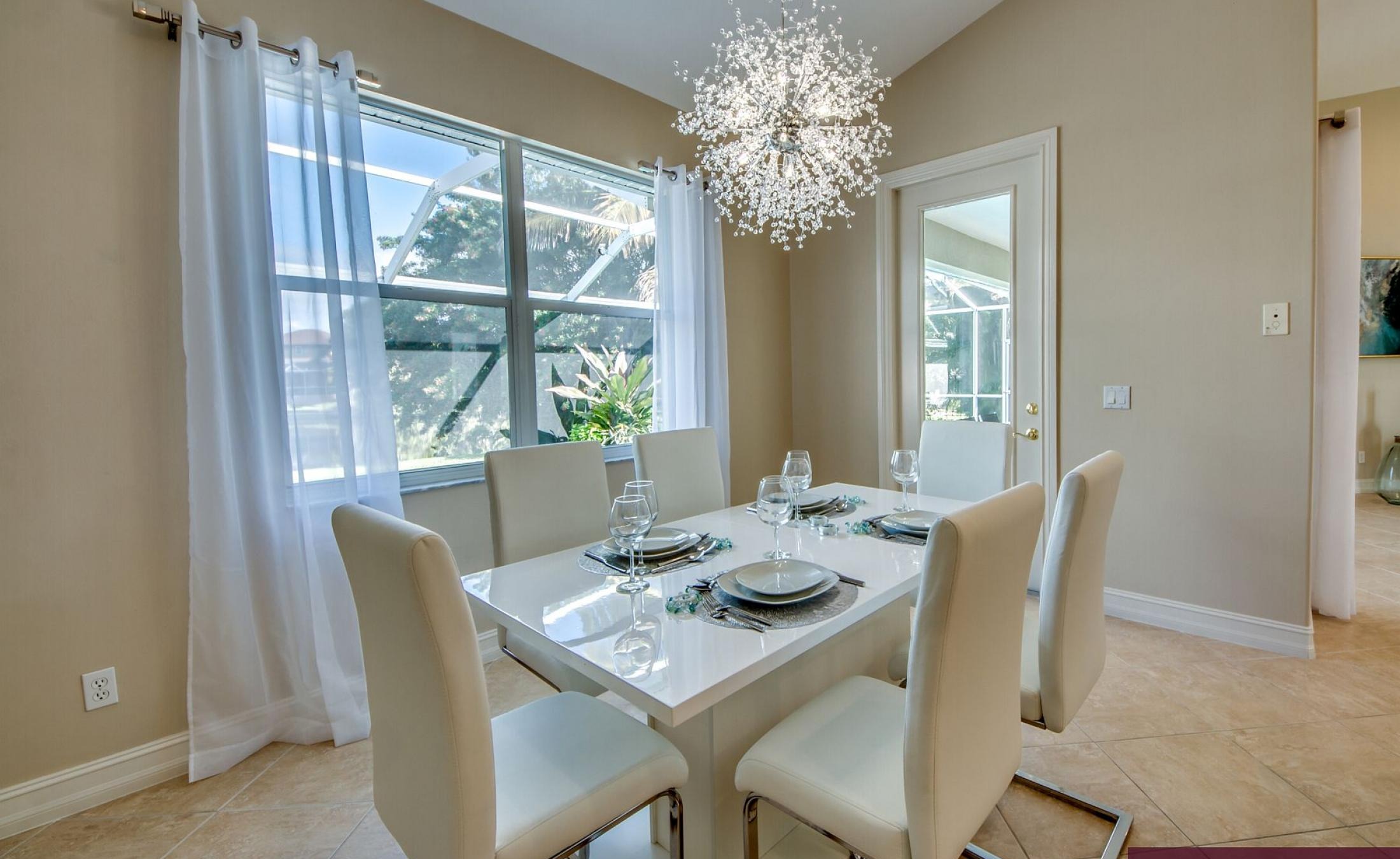 Beheizter Poolbereich mit Sonnenschirm und Strandstühlen am Kanal.