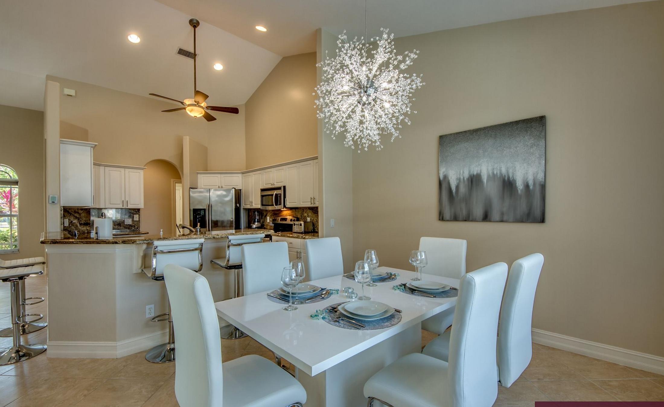 Elektrisch beheizter Pool mit Sonnenschirm und Strandstühlen am Wasser.