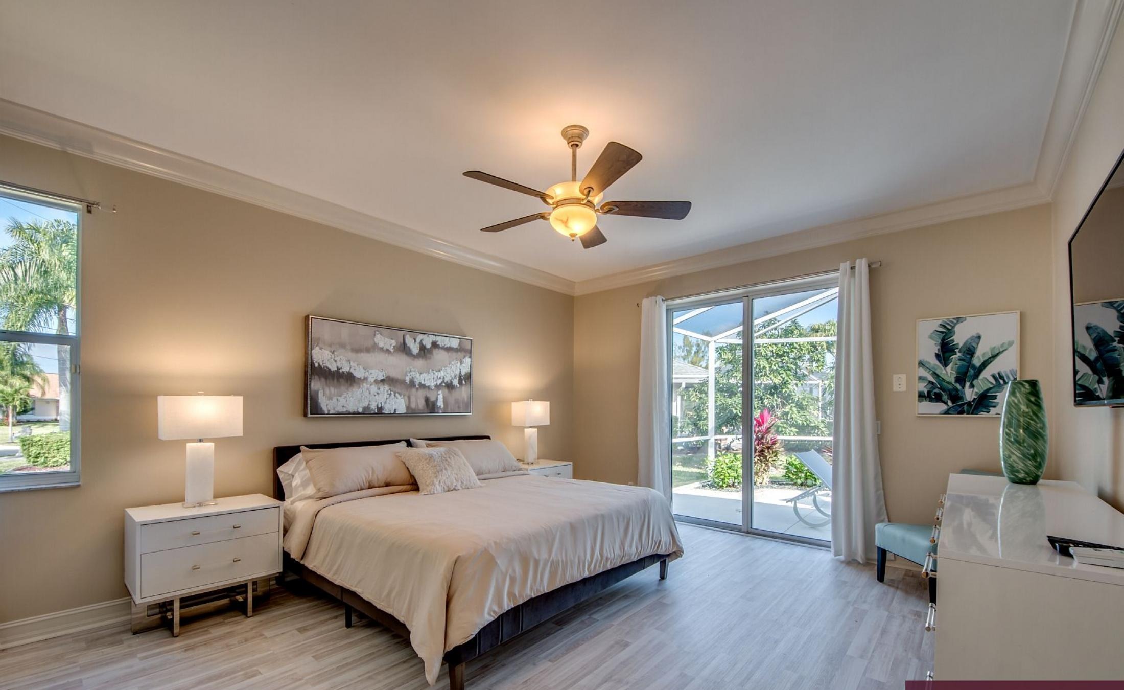 Beheizter Pool mit Sonnenschirm und Strandstühlen am Wasserkanal.