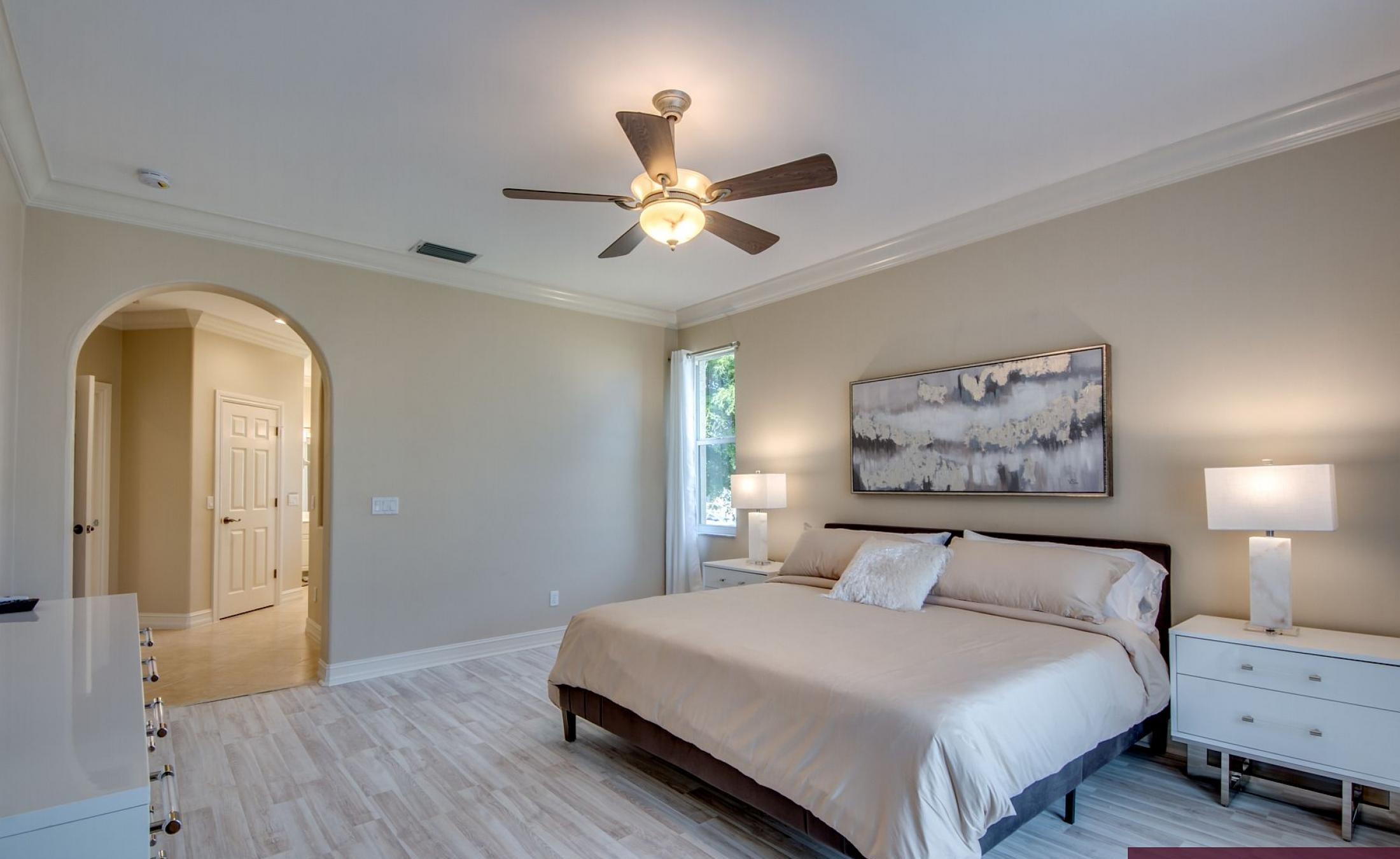 Elektrisch beheizter Pool mit Sonnenschirm und Strandstühlen am Wasserkanal.