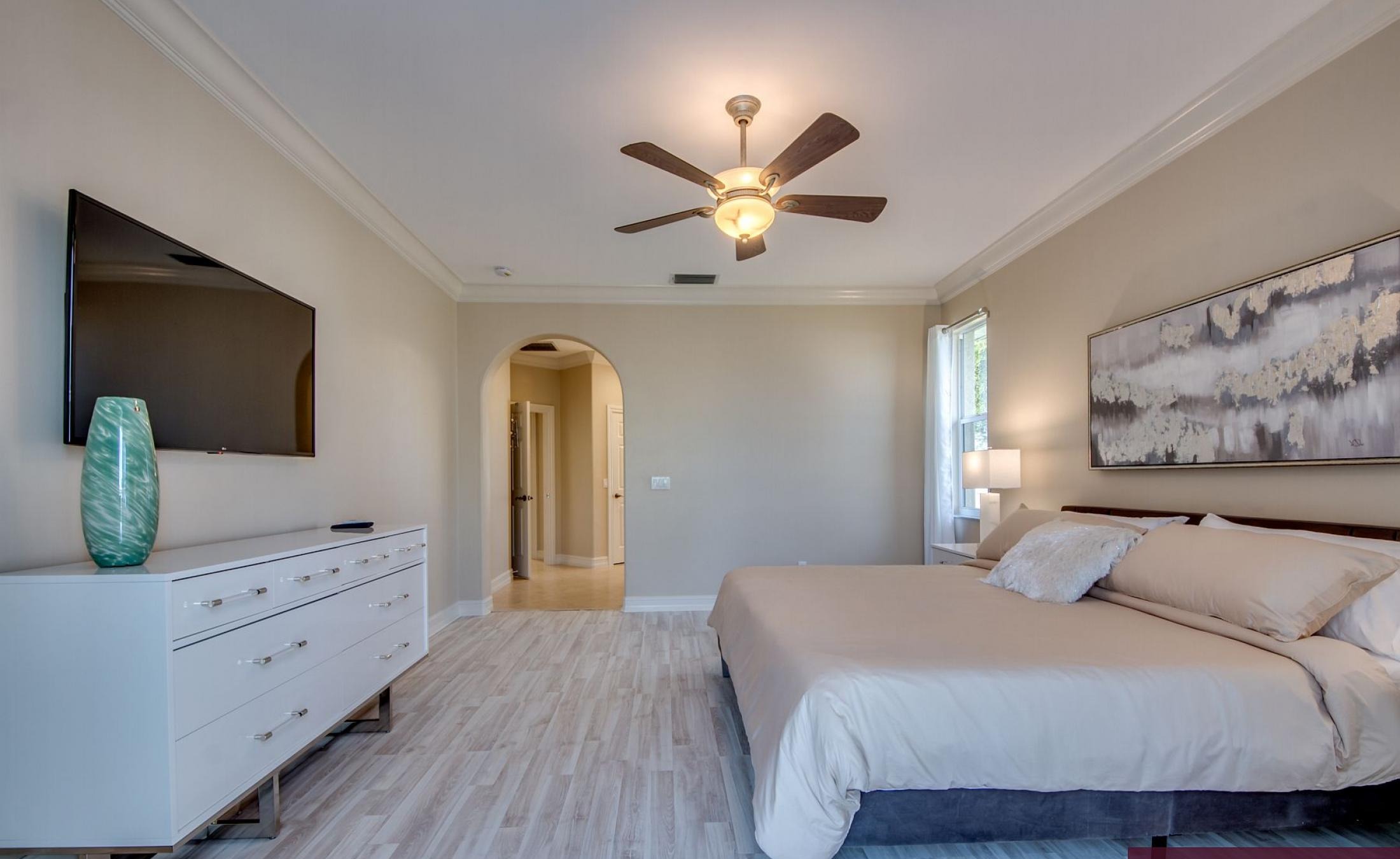 Elektrisch beheizter Pool mit Sonnenschirm und Strandstühlen am Wasserkanal.