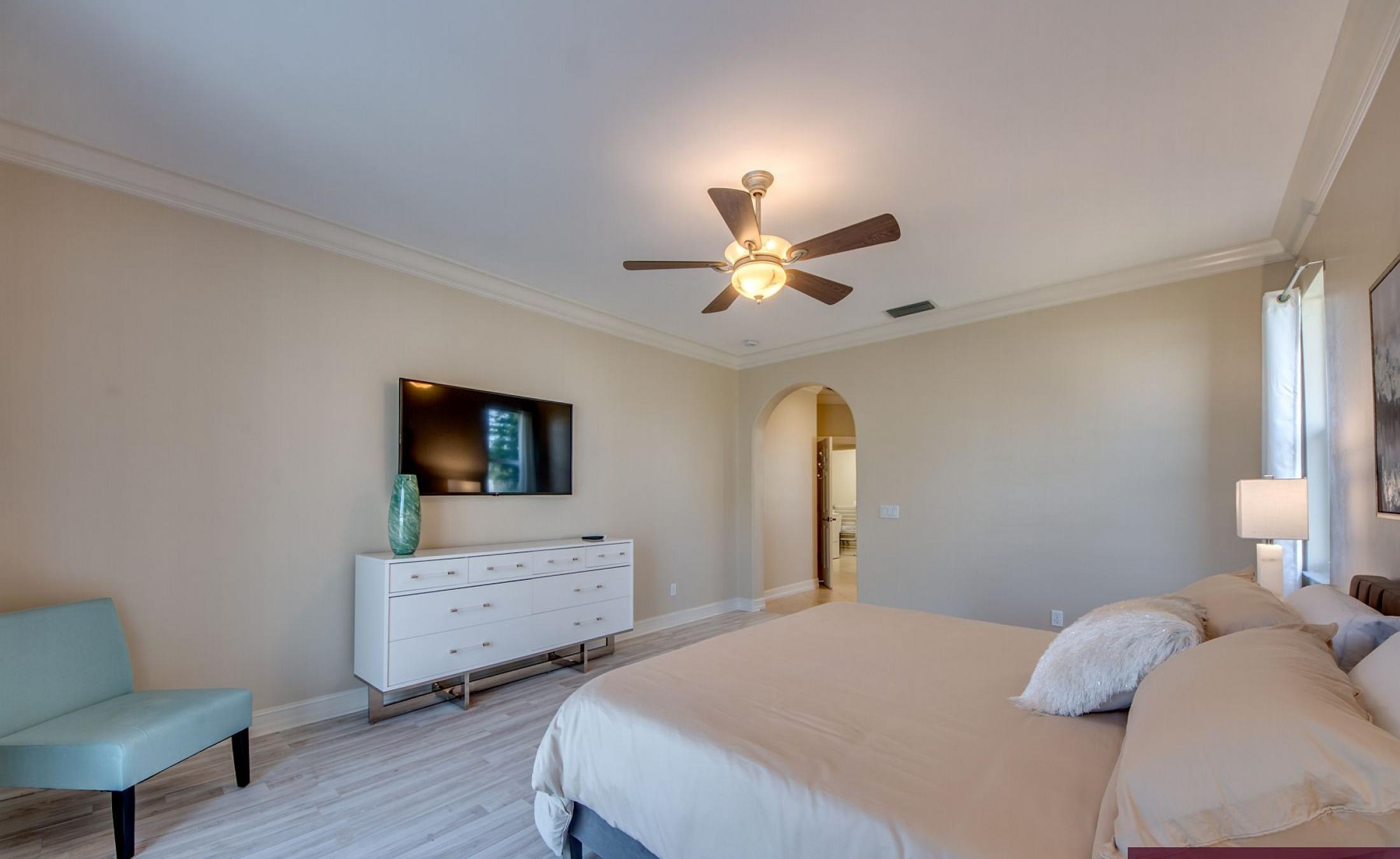 Beheizter Pool mit Sonnenschirm und Strandstühlen am Wasserkanal.