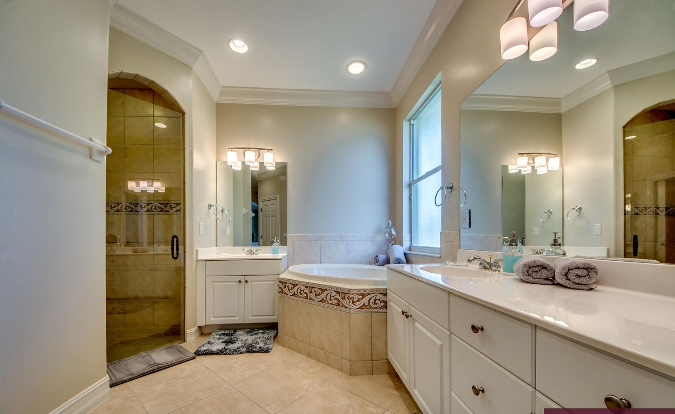 Elektrisch beheizter Pool mit Sonnenschirm und Strandstühlen am Wasserkanal.