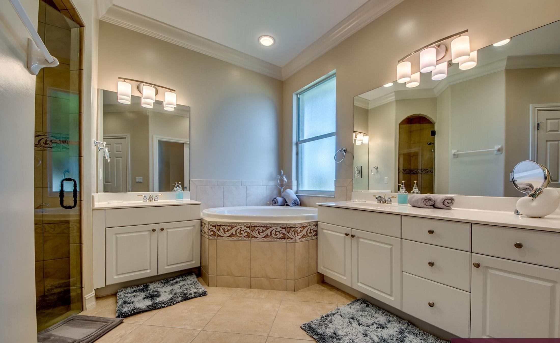 Elektrisch beheizter Pool mit Sonnenschirm und Strandstühlen am Wasserkanal.