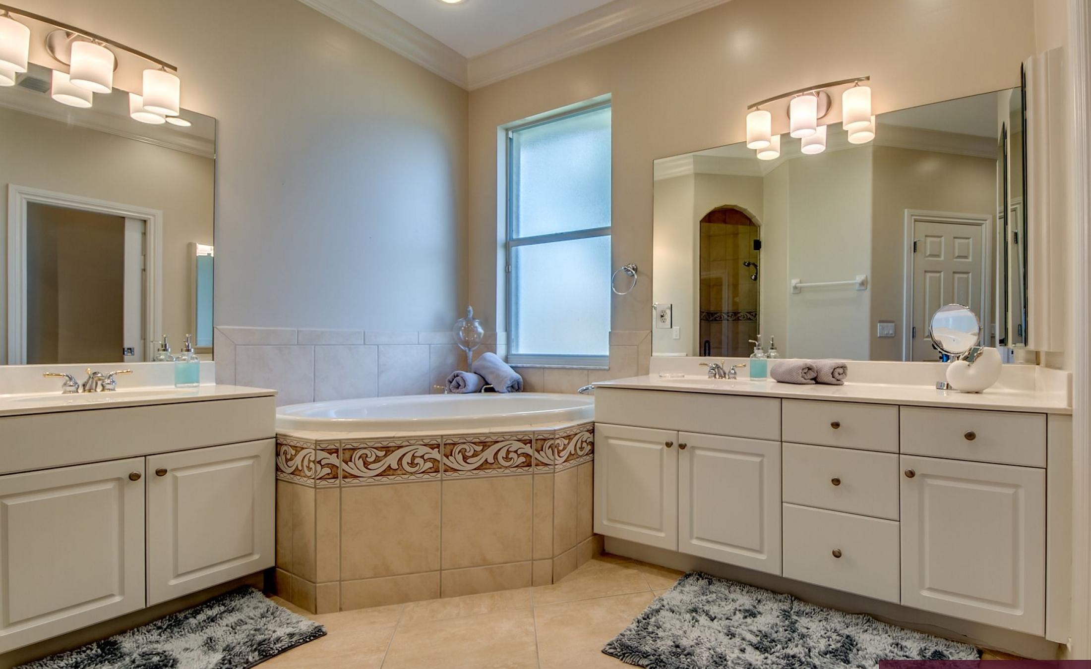 Elektrisch beheizter Pool mit Sonnenschirm und Strandstühlen am Wasserkanal.