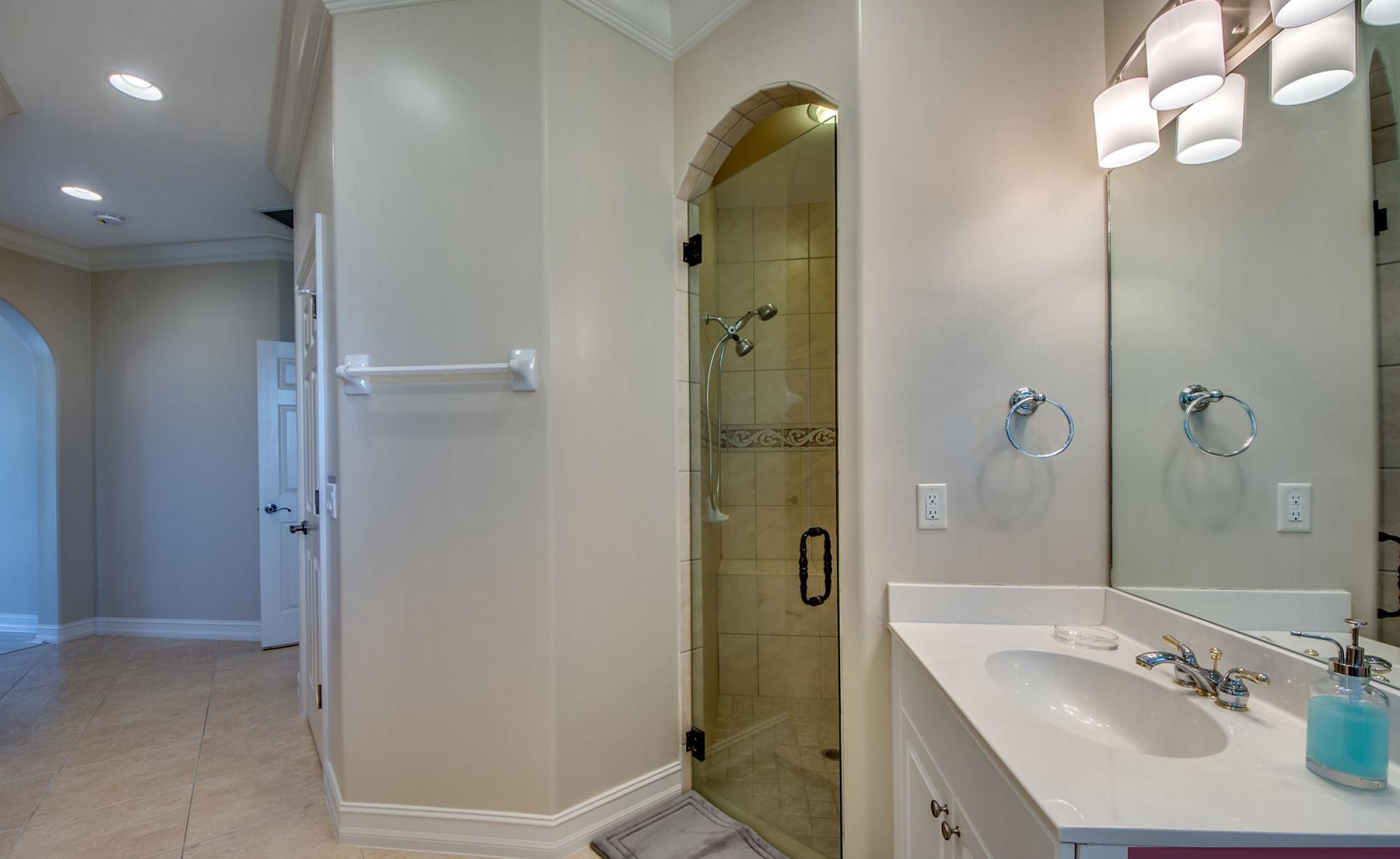 Elektrisch beheizter Pool mit Sonnenschirm und Strandstühlen am Wasserkanal.