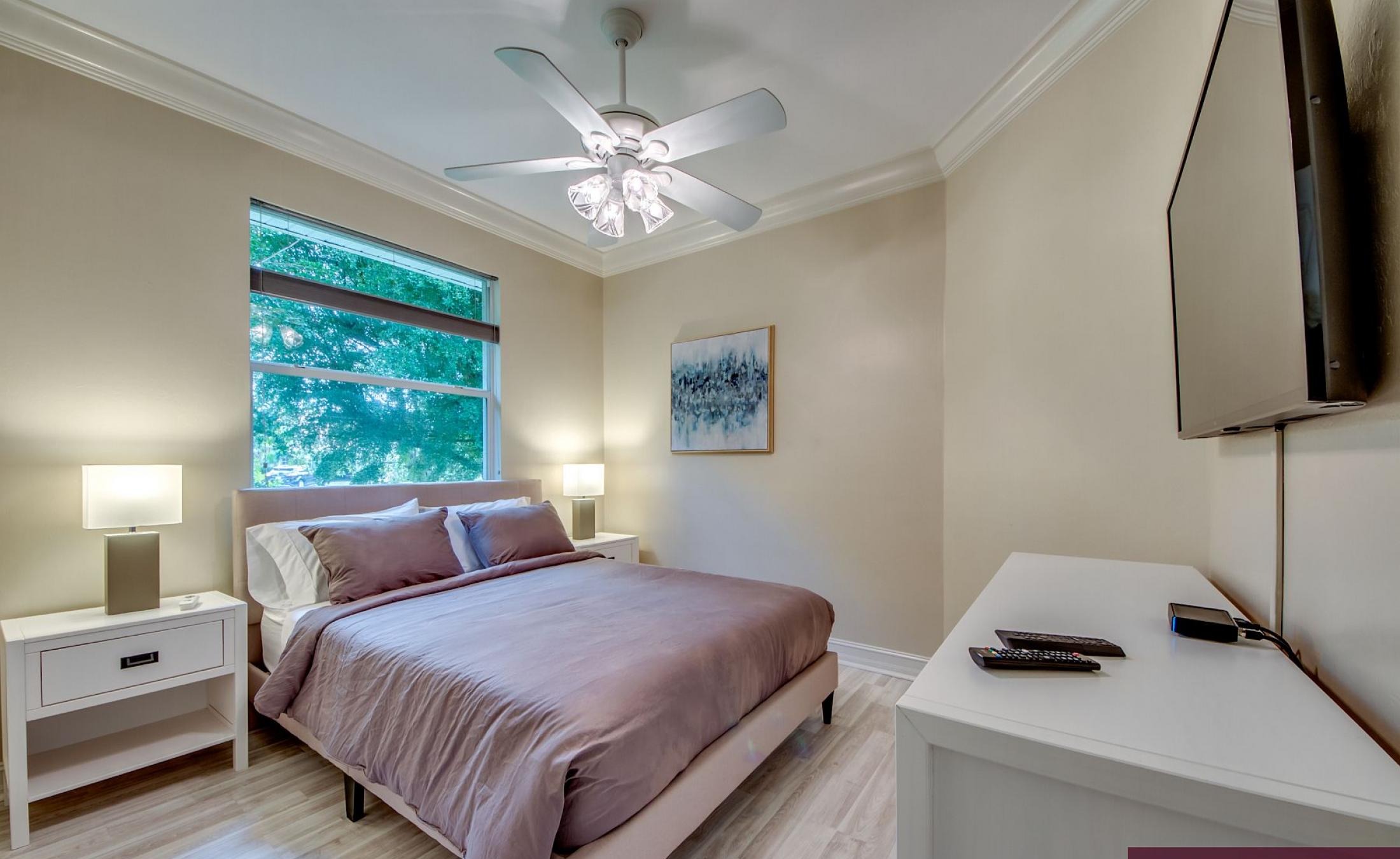 Beheizter Pool mit Liegestühlen am Kanal und privatem Bootsdock.