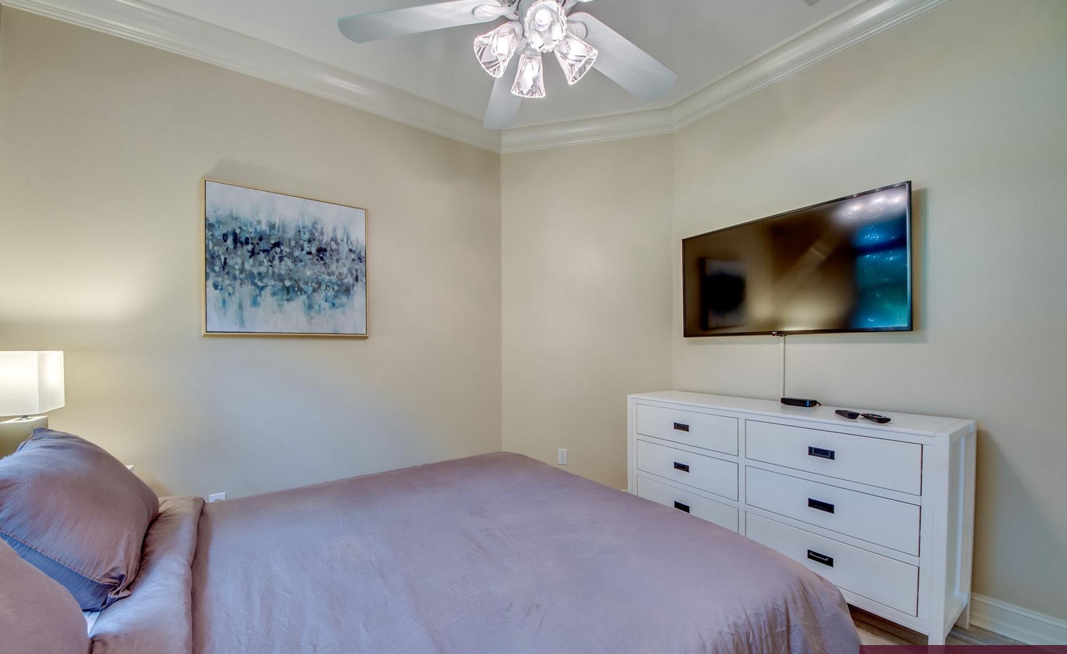 Elektrisch beheizter Pool mit Sonnenschirm und Strandstühlen am Wasserkanal.