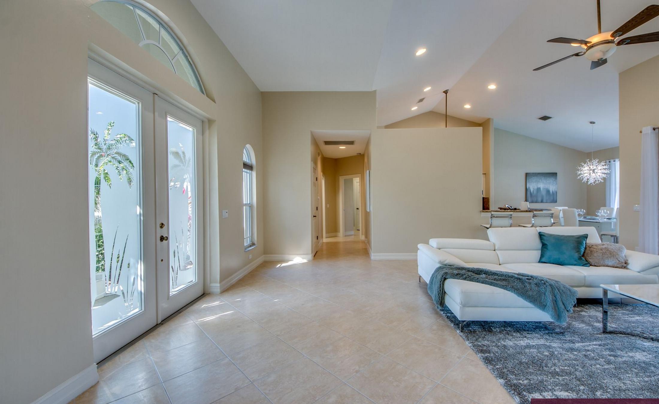 Elektrisch beheizter Pool mit Sonnenschirm und Strandstühlen am Kanal.