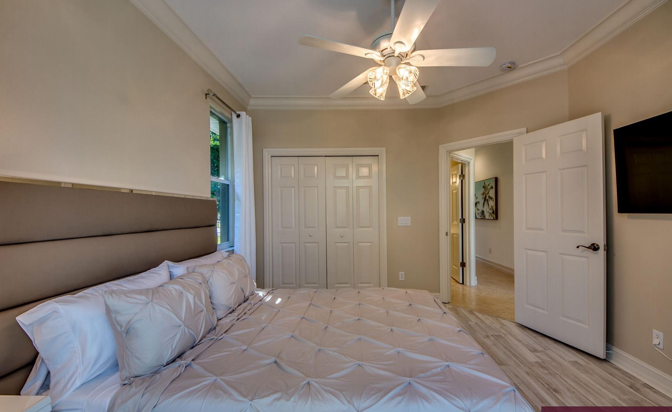 Beheizter Pool mit Sonnenschirm und Strandstühlen am Wasserkanal.