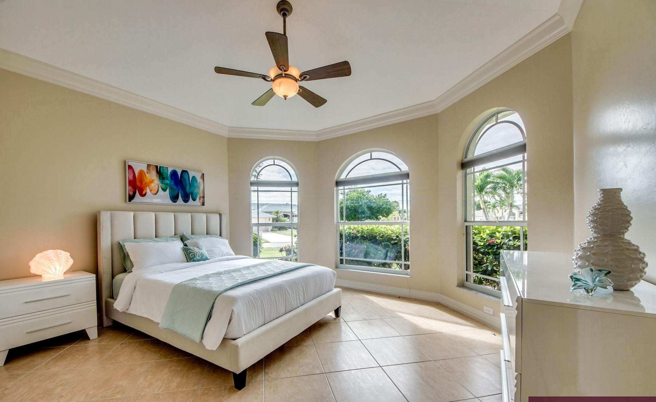 Beheizter Pool mit Sonnenschirm und Liegestühlen am Kanal.