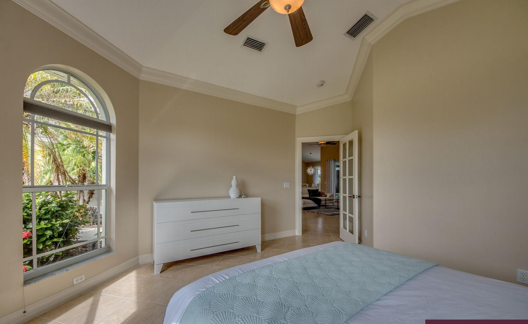 Elektrisch beheizter Pool mit Sonnenschirm und Strandstühlen am Kanal.