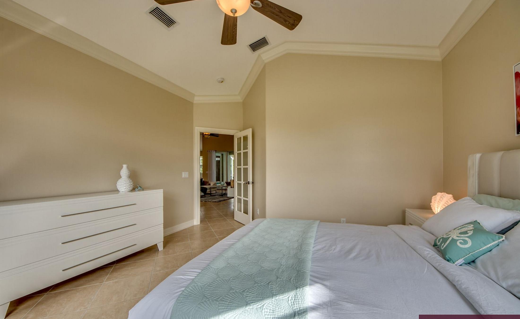 Elektrisch beheizter Pool mit Sonnenschirm und Strandstühlen am Kanal.