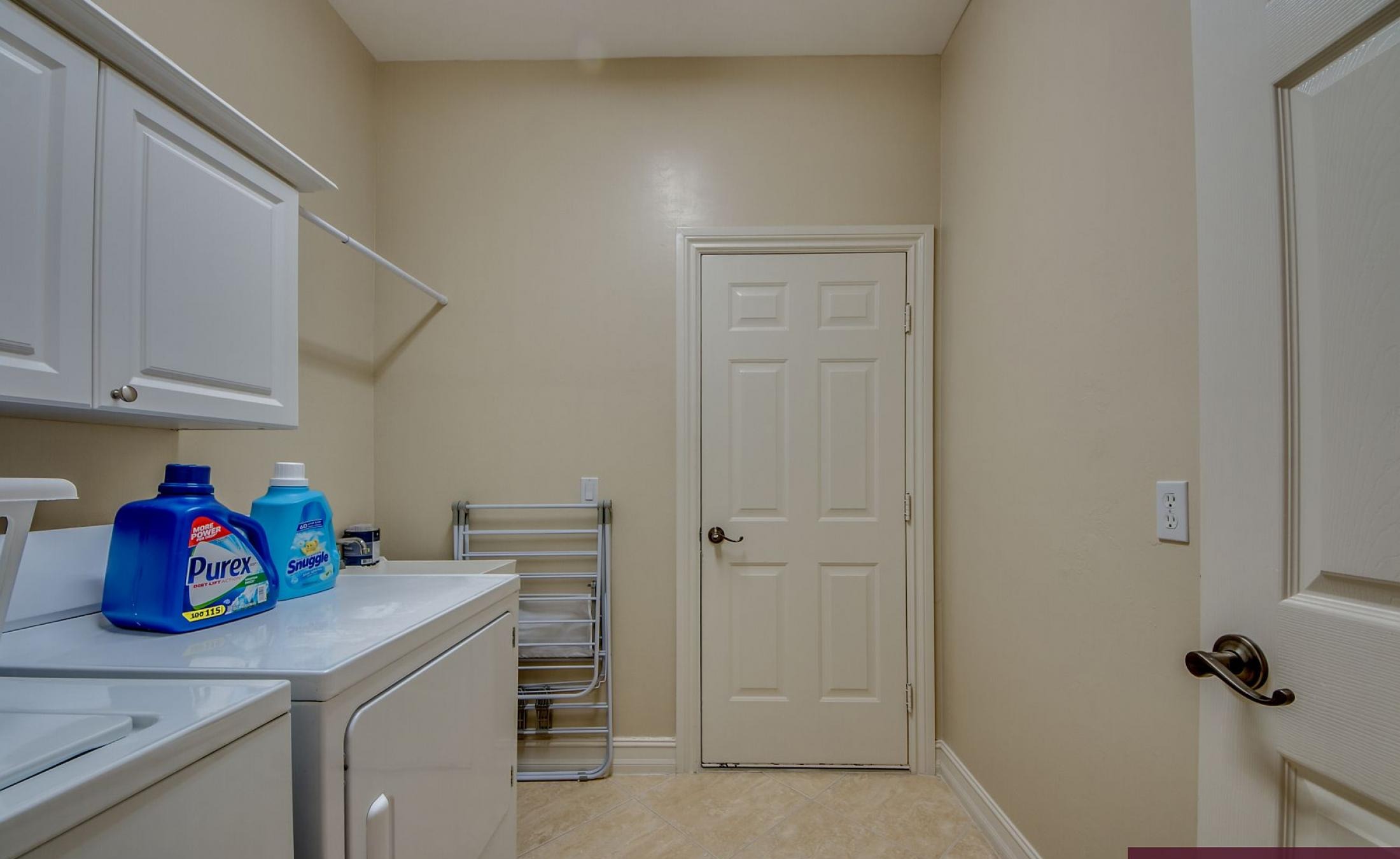 Elektrisch beheizter Pool mit Sonnenschirm und Strandstühlen am Kanal.